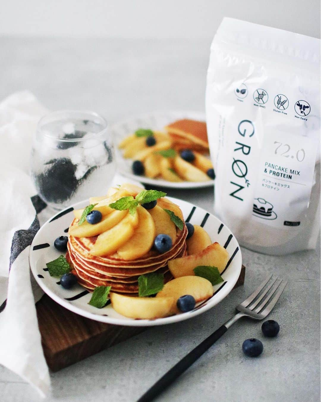 utoshさんのインスタグラム写真 - (utoshInstagram)「Peach Pancake. 罪悪感無く食べられる究極のパンケーキ作りました！桃パンケーキ！ . 今回使ったのは友達のショウスケくんが「不足しがちがタンパク質をもっと気軽に取ってほしい」という、健康を本当に考えて作り始めたプロテインブランドGRØN @groen.jp のパンケーキミックス。 . 男性女性問わず、冷え性の人、貧血の人などにぜひ取ってほしいタンパク質をオーガニックに接種する事ができるのソイプロテインブランドです。 . . . ショウスケくんは本当に体にいいってどういう事だろうってことを突き詰めて突き詰めて、新しいオーガニックブランドを立ち上げました。普通、僕だったら、ここは絶対妥協してしまうだろうなっていう様な所もこだわって、全ての人に食べてもらえるよう考えられて作られています。 . . この妥協しないって部分、オーガニック食品を作るって本当に大変なんですよね。僕も地元の長野で色々な関わりを持たせてもらっているからわかるけど、農家さんのこだわりは凄いですよ。その農家さんに自信を持ってこういう風に作りましたって言える商品を作るってどんだけ大変なことだろう。 . . グルテンフリーでビーガンな材料。あとは日本人の体や食生活にあわせた植物性の原料のみを使用している徹底ぶり。原料とか読んでもらうとわかるけど、本当に凄いんだよね。安心の裏面。 . . じわじわ取り扱い店舗が増えていき、今はCosme Kitchenさんやナチュラルローソン。そして今度はナチュラルハウスさんでの取り扱いも始まりました。 こんなにも色々なオーガニックストアで取り扱いが始まっていくのは本物の証。僕はいつも感心してる！ . . このパンケーキミックスの他にもGRØN @groen.jp には水とシェイクするだけで飲めるプロテインブレンドの2種類があるので、ぜひ試してみてください！ . 腸内環境を気にする人はもちろん使ってみてしてほしいし、このパンケーキミックスに関してはグルテンフリーで作られていて、さらにタンパク質がとれるっていうのが本当に大きい。ビーガンの人とか、卵が苦手って人これ食べるしかないだろうってくらいオススメで、ぜひこのパンケーキミックスを試してほしいと思います。 . . 食べた感じは軽い食感で非常に食べやすい。今回は桃を乗せてみましたが、こんなにも罪悪感なく食べられるパンケーキは初めてだなと思います。おいしいのでぜひ！ . オンラインストアももちろん。お近くのオーガニックストアやナチュラルローソンでぜひこのGRØNを探してみてください！！ @groen.jp . . #パンケーキ #桃パンケーキ #pancake #GRØN #withGRØN #glutenfree #グローン #プロテイン . . #ellegourmet#lunch#brunch#breakfast#foodporn#instagramjapan#vsco#IGersJP#onthetable#ランチ#おうちカフェ#うちごはん#暮らし#フーディーテーブル #cooking#homemade#おうちごはん#朝ごはん#japanesebreakfast#f52grams」8月9日 20時42分 - utosh