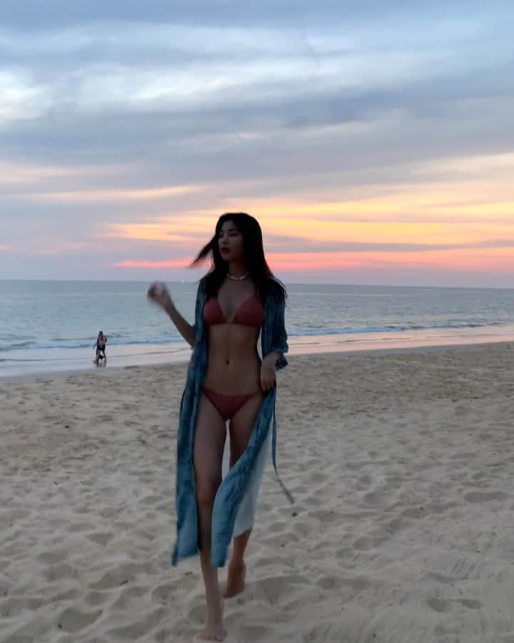あゆみテレサのインスタグラム：「Missing the beautiful beaches in 🇹🇭 Thailand vlog Ep.2 coming soon🎥💖 ・ Wearing @amaterasjapan 🦋✨」