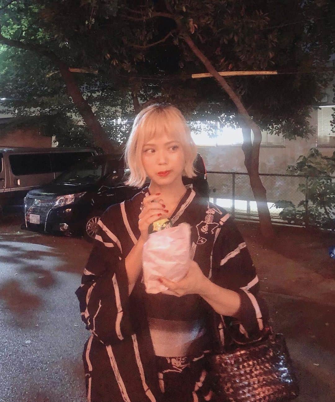 のインスタグラム：「なんか食べてる お祭りの屋台で好きなのコメントして、ついでにハートして ﻿ ﻿ ﻿ ﻿ #yukata #yukatagirl #japanesegirl #summer #bonfestival #bondance #shinjuku #hanazonojinja #tokyo #japan #浴衣 #浴衣女子 #夏 #夏祭り #盆踊り #花園神社 #新宿 #東京 #ハナエ #HANAE」