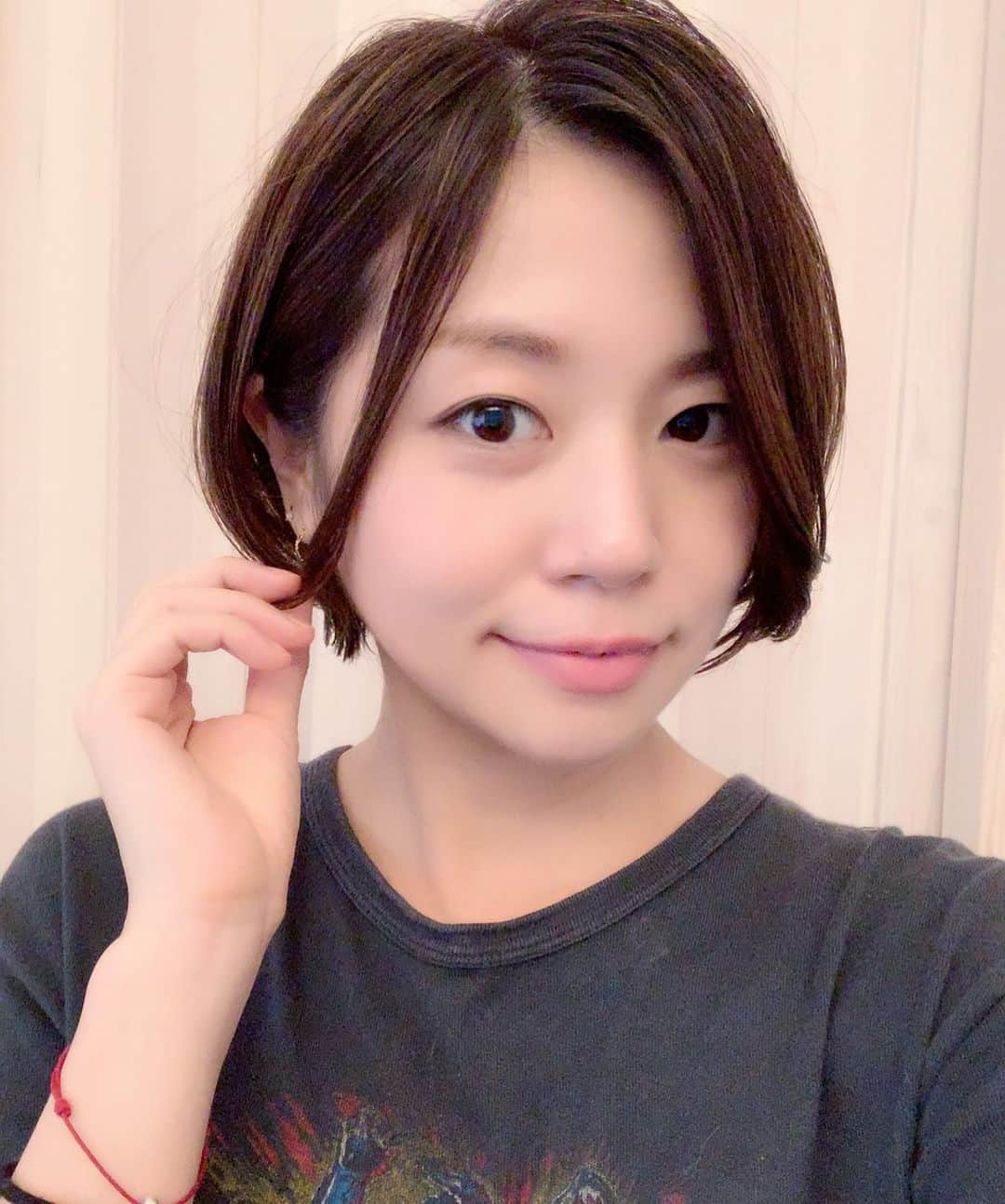 星村麻衣のインスタグラム：「早速美容室へ✂️ 超さっぱり🙆‍♀️✨ #haircut #ショートボブ」