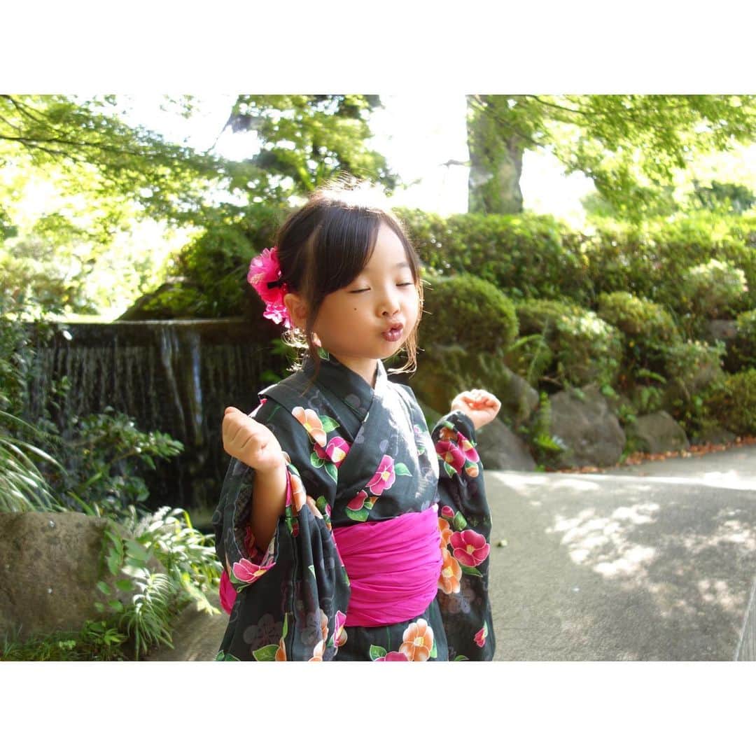 Saraさんのインスタグラム写真 - (SaraInstagram)「. yukata♡ . 今年の浴衣はサラが選んだ @branshes さんの椿柄💐 . 黒地にピンクの帯がかわいい💓 . 髪飾りも色を合わせて いざ夏祭りっ⭐️ . #yukata #branshes #summer  #浴衣 #椿柄 #アップヘア」8月9日 20時46分 - sarasara718