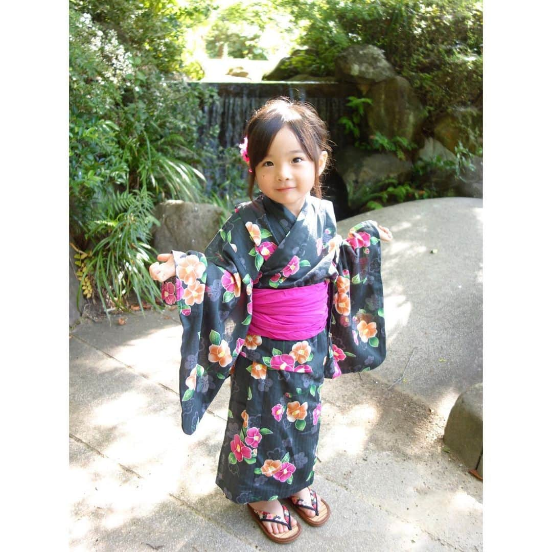 Saraさんのインスタグラム写真 - (SaraInstagram)「. yukata♡ . 今年の浴衣はサラが選んだ @branshes さんの椿柄💐 . 黒地にピンクの帯がかわいい💓 . 髪飾りも色を合わせて いざ夏祭りっ⭐️ . #yukata #branshes #summer  #浴衣 #椿柄 #アップヘア」8月9日 20時46分 - sarasara718