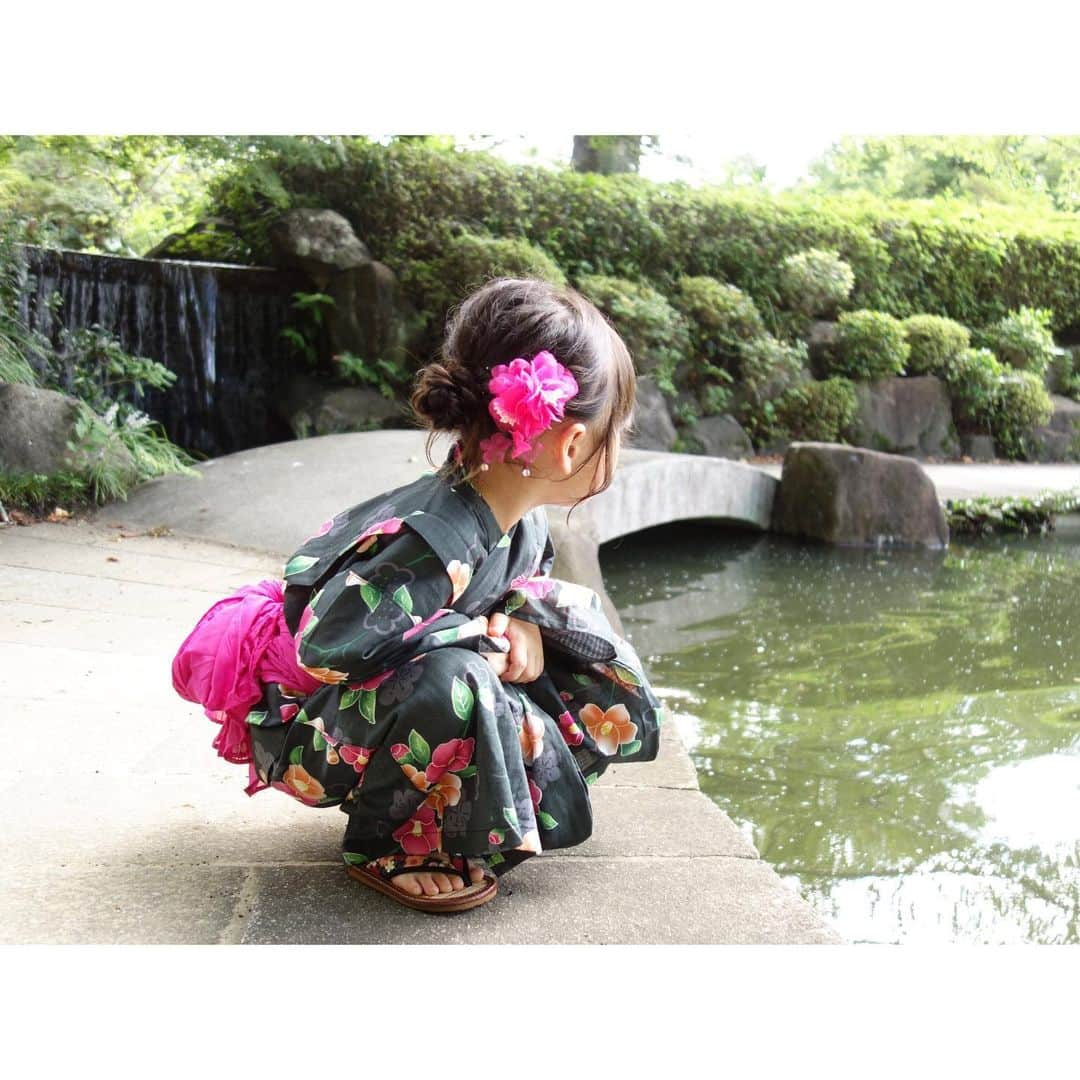 Saraさんのインスタグラム写真 - (SaraInstagram)「. yukata♡ . 今年の浴衣はサラが選んだ @branshes さんの椿柄💐 . 黒地にピンクの帯がかわいい💓 . 髪飾りも色を合わせて いざ夏祭りっ⭐️ . #yukata #branshes #summer  #浴衣 #椿柄 #アップヘア」8月9日 20時46分 - sarasara718