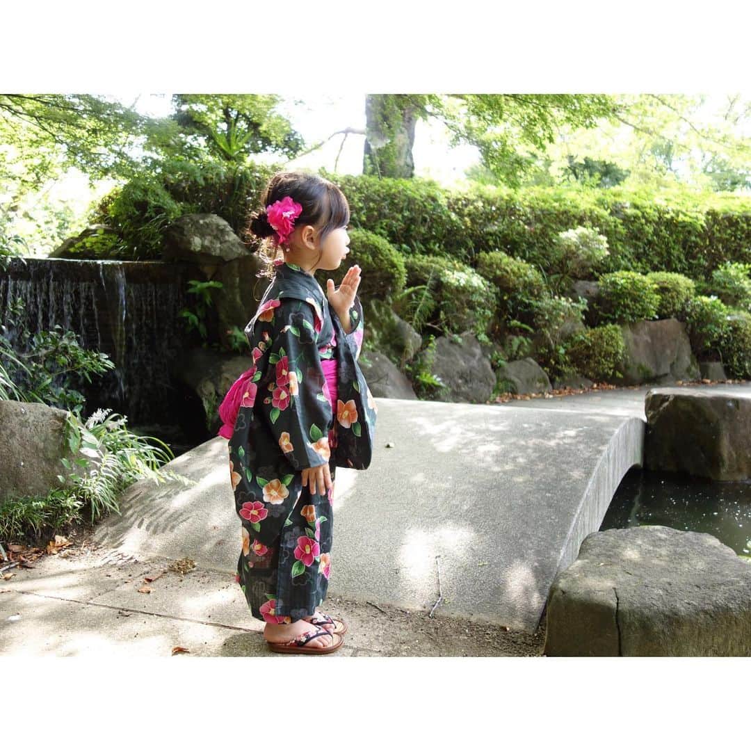 Saraさんのインスタグラム写真 - (SaraInstagram)「. yukata♡ . 今年の浴衣はサラが選んだ @branshes さんの椿柄💐 . 黒地にピンクの帯がかわいい💓 . 髪飾りも色を合わせて いざ夏祭りっ⭐️ . #yukata #branshes #summer  #浴衣 #椿柄 #アップヘア」8月9日 20時46分 - sarasara718