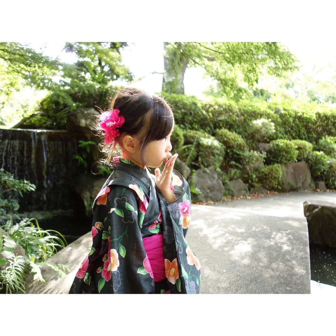 Saraさんのインスタグラム写真 - (SaraInstagram)「. yukata♡ . 今年の浴衣はサラが選んだ @branshes さんの椿柄💐 . 黒地にピンクの帯がかわいい💓 . 髪飾りも色を合わせて いざ夏祭りっ⭐️ . #yukata #branshes #summer  #浴衣 #椿柄 #アップヘア」8月9日 20時46分 - sarasara718