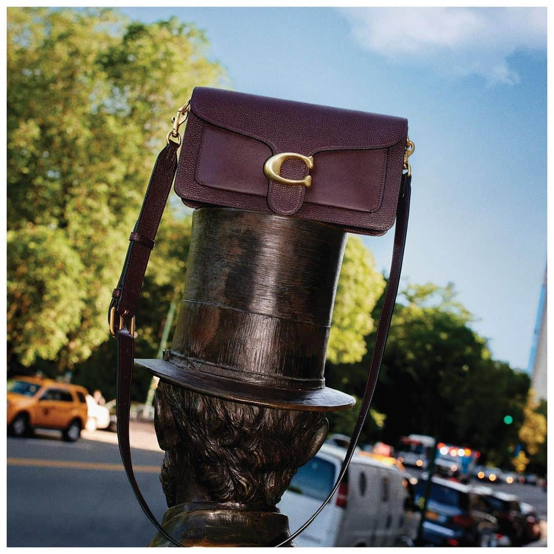 コーチさんのインスタグラム写真 - (コーチInstagram)「Compact and timeless, the Tabby Shoulder Bag 26 feels right at home in the city. #TabbyBag #CoachNY」8月9日 20時57分 - coach