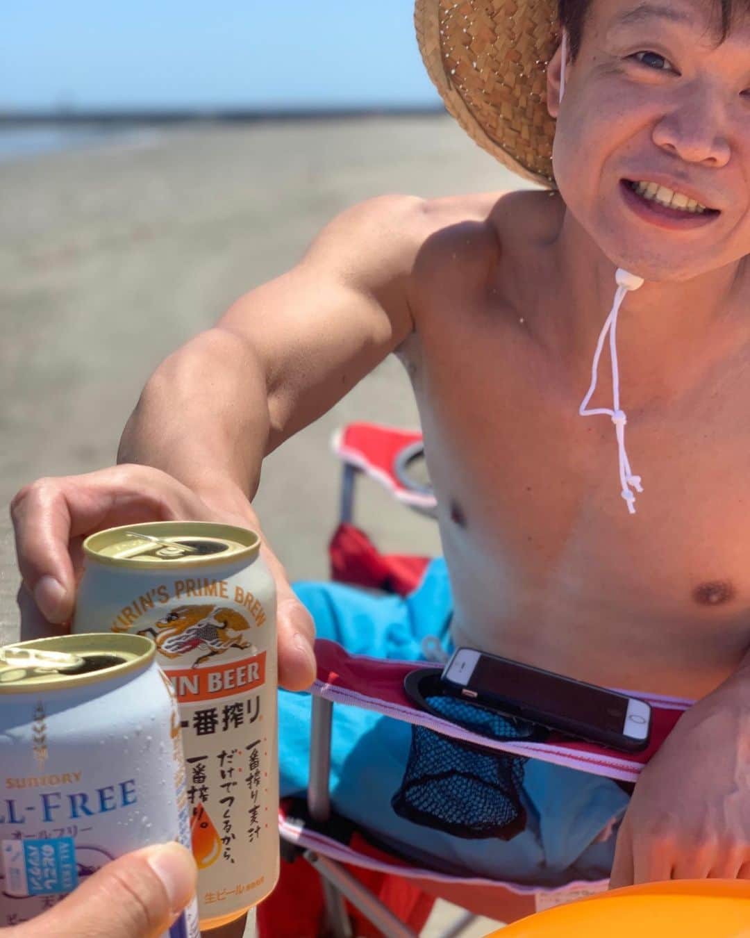 のインスタグラム：「2019 夏  とりあえず のんきの 大将が夏させてくれると言うことで 朝にちろっと夏を感じに行ったの巻  #のんき #堀切本店 #あっちゃん #麦わらの一味 #ルフィ #九十九里 #海 #夏 #ビール #KIRIN #一番搾り」
