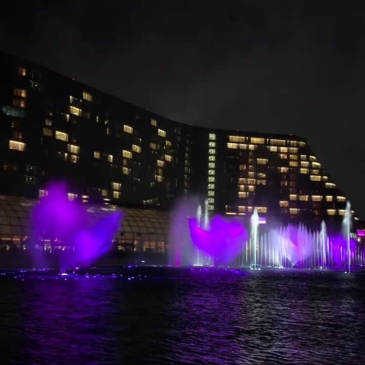 三浦加納子のインスタグラム：「⛲️THE FOUNTAIN ⛲️ 世界最大級の噴水ショー！ 大き過ぎ&迫力が凄すぎ🤣 ホテルに泊まらなくても観れるから、観光客以外に現地の方もたくさん観に来てました！  毎日やってます！  #STAYINMANILA #FOUNTAINSHOW #OKADAMANILA」