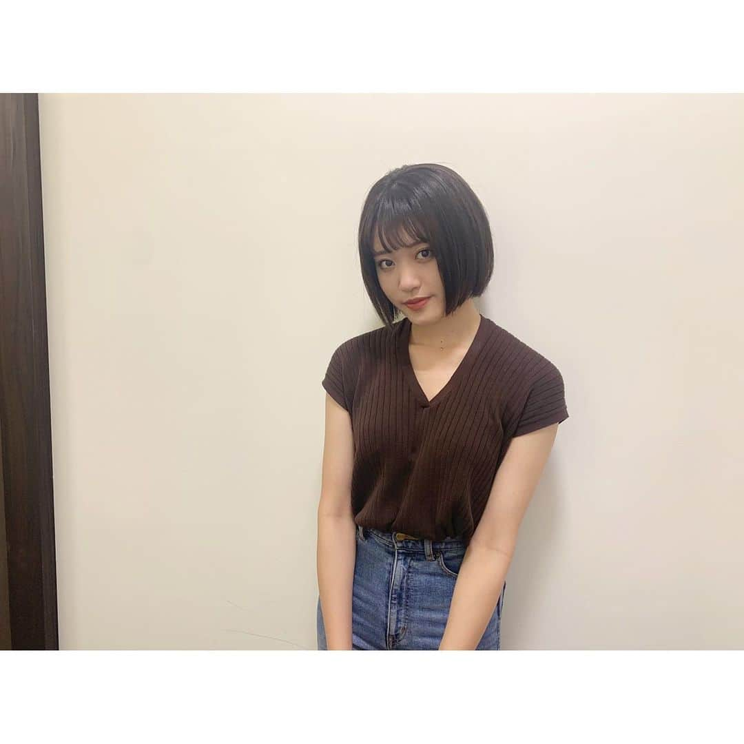 王林さんのインスタグラム写真 - (王林Instagram)「❤︎ New Hair💚✨ 今回もバズヘアーさんで、メンテナンスしてもらいました❣️いつもありがとうございます☺️ 夏は紫外線を浴びてしまうものなので、頭のケアは男女問わずとっても大切です！！ 炭酸ヘッドスパでさっぱり頭皮を柔らかく、癒してあげてください🥰 カラーは赤みを抑えて、透明感のあるカラーにしてもらって、エナジメントトリートメントでつやをだしてもらいました💐 あとね、実はね、ボブの形もちょっと変えたんだけど、気づいた人がいたらそれはさすが🤩🤩 . . #バズヘアー #buzzhair  #ヘッドスパ  #アッシュベージュ  #アッシュグレー  #グレージュ #ダークグレージュ  #トリートメント」8月9日 20時50分 - ourin_ringoooo