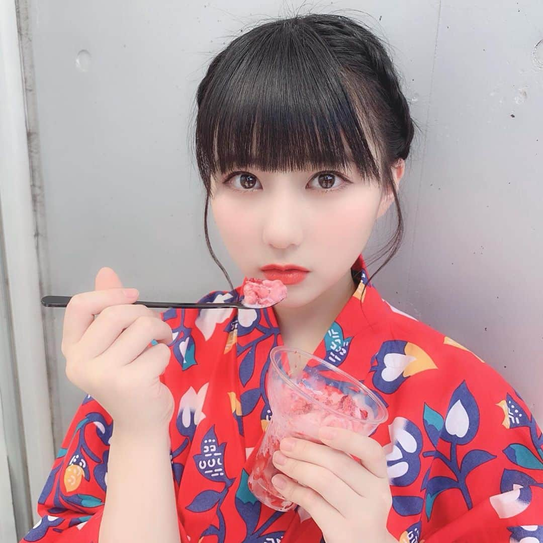 田中美久さんのインスタグラム写真 - (田中美久Instagram)「#AKB48 #ジワるDAYS #握手会 ❤️ . . 握手会1日目来てくれた方ありがとう！ 明日も明後日もよろしくねっ！. . 浴衣は、珍しく赤色！❤️多分赤の浴衣は初かな？？そしたらまさかの去年さくちゃんが着てたのと一緒だったの！すごい偶然！！. . . 凄く映える浴衣！👘✨ かき氷🍧も美味しかったな〜〜！. . . #浴衣デート #❤️」8月9日 20時51分 - mikumonmon_48