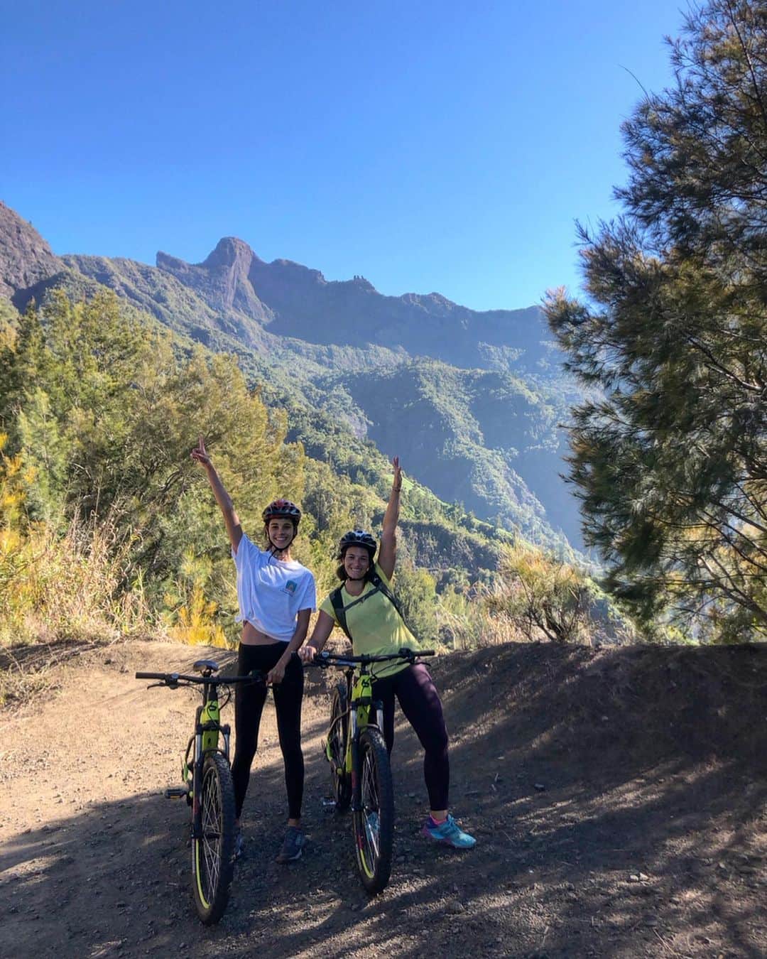 ポーリーヌ・オアロのインスタグラム：「Two days hiking, biking and crossing rivers barefoot 🐒🍻 #thisalwaysplease 🙏🏽 -warmest thx @tsilaosa_hotel」