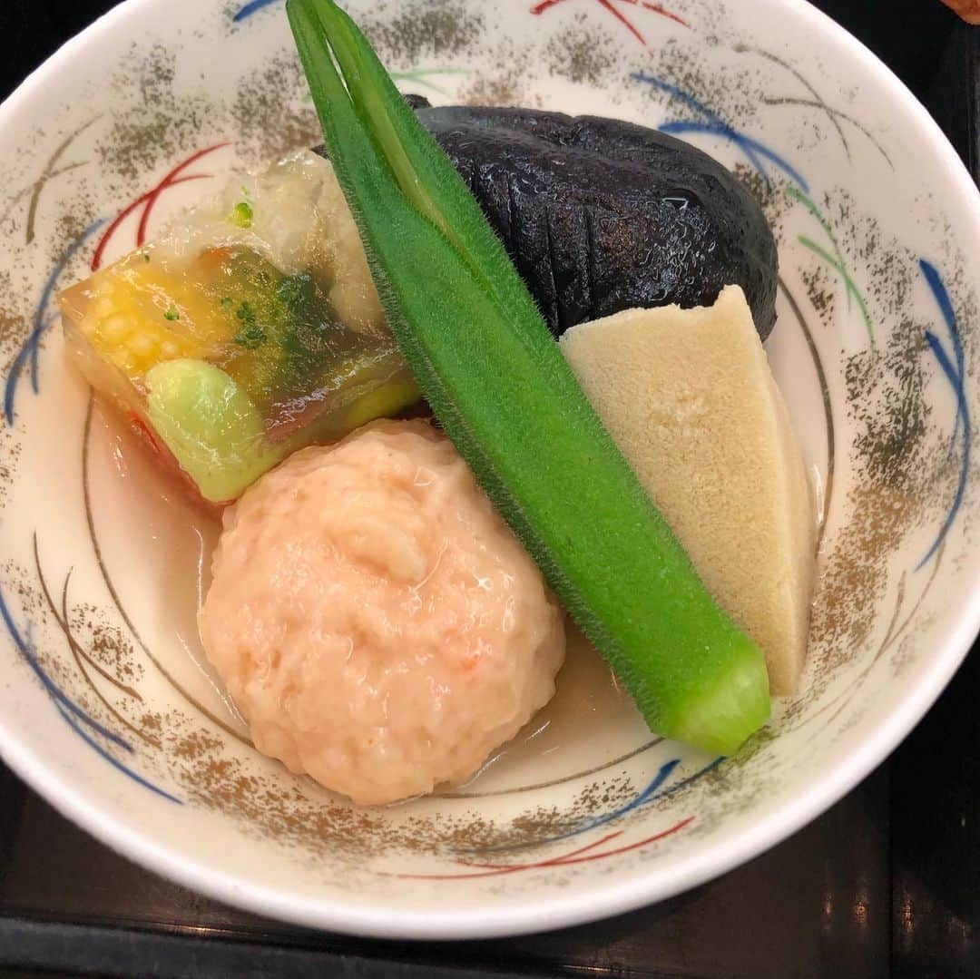 やしろ優さんのインスタグラム写真 - (やしろ優Instagram)「今日の夜ご飯は ホテルのステキなお弁当だったので、炭水化物を抜いていただきました！！ ちなみに17時半くらいに食べた！  そんでステージでいい汗かいて🙃❤️❤️ だからいい感じかもー😜😜😜 #ダイエット日誌」8月9日 20時52分 - yashiroyuuuu
