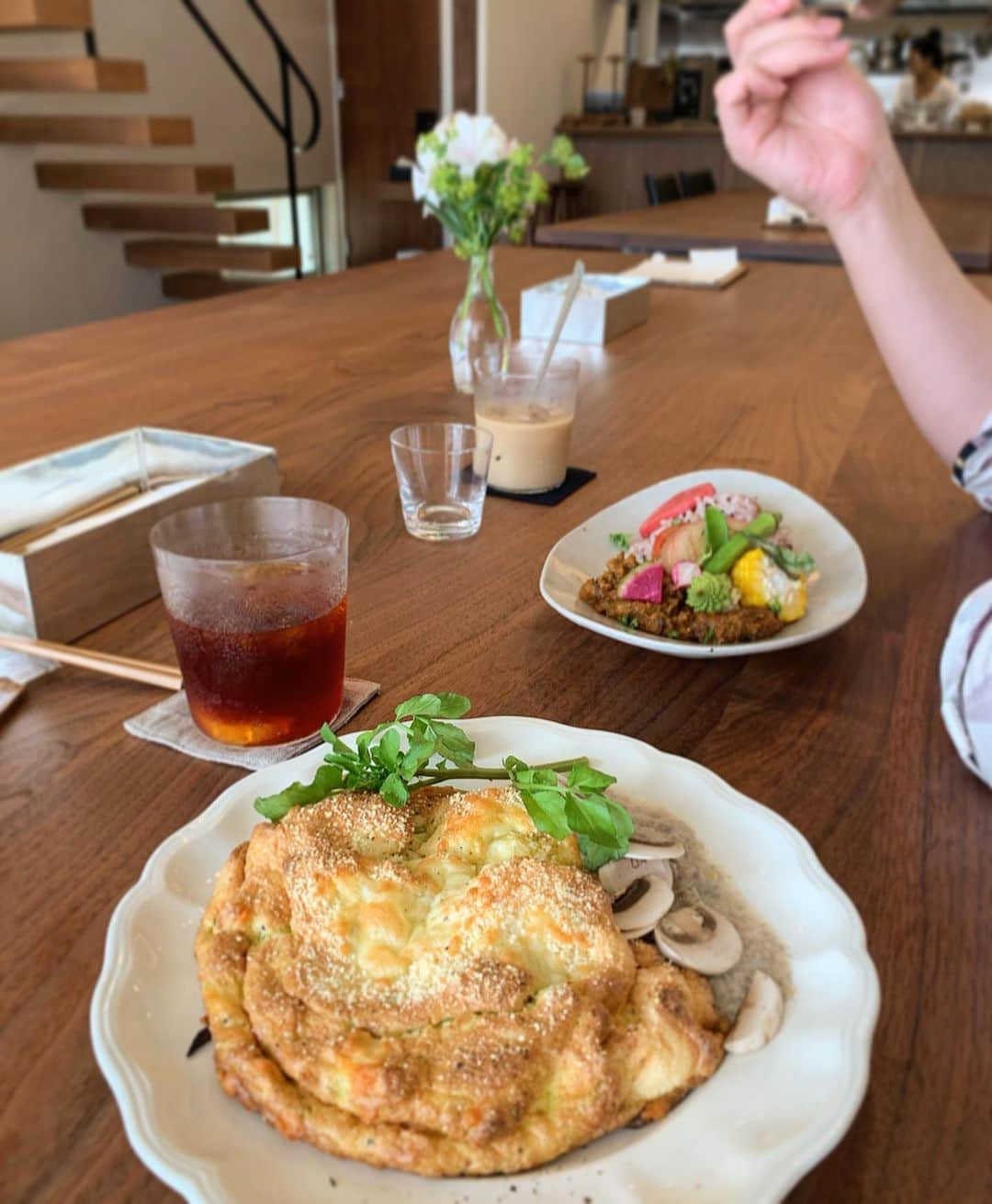 佐藤瀬奈さんのインスタグラム写真 - (佐藤瀬奈Instagram)「有機野菜を取り入れた身体に優しいごはんを食べられるカフェ @qiho.o 🌿⠀ ⠀ こんな素敵なカフェがあるだなんて知らなかったなぁ。⠀⠀ ⠀ 店内は新築のような木の香りがしてとっても癒された…♡⠀ ⠀ 食べたのはスパイスカレーとスフレオムレツ🍴 どちらも美味しすぎて感動🥺💕 この日は売り切れちゃってたけど、次はチーズケーキも食べたいな🤤 ・ ・ ・ #qiho #喜縫歩  #埼玉カフェ」8月9日 20時53分 - senapuu