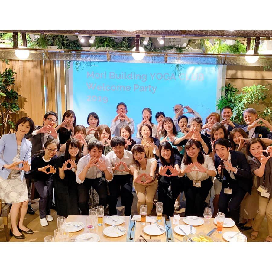 京乃ともみさんのインスタグラム写真 - (京乃ともみInstagram)「#森ビルヨガ部 の懇親会&新入部員歓迎会🏢🧘‍♀️🧡. . 今年は計１０名の社員の方々が、新たにヨガ部の門を叩いてくれました。🚪✨. . 何年もこうしてこのヘルシーでポジティブなコミュニティを築いてこれたのは、他でもない一人一人の部員のみなさん、そして運営してくれている執行部のみなさんのお陰です。 . 自分が人生かけて大切に守ってきたことに共感し続けてきてくれたことにも、感謝の気持ちでいっぱいです💖. . クラスが、私にとっても生活の一部として根付いていて、毎回がまるで学校にいくみたいなワクワク感なんです。🏫🌳🌸. . これからも誠心誠意、ヨガを通して、みなさんが働きやすい心と身体づくりをサポートしていきます💪. . . #森ビル #park6 #六本木ヒルズ #企業ヨガ」8月9日 20時54分 - tomomi_kyono