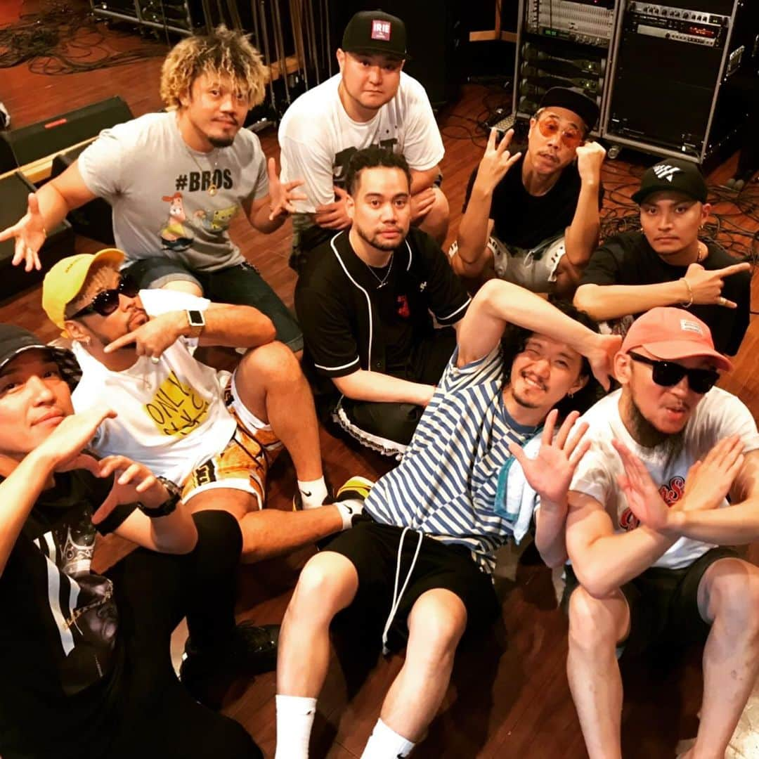 HI-Dさんのインスタグラム写真 - (HI-DInstagram)「ライブ見てもらうためにこうして今日もリハーサルしてるんだけど、けっこうこの和気あいあいとした楽しい練習風景も本当は見せたいんだよな。  みんな岡山で会いましょう！ #SUGARSHACK #reharsal #musictribe」8月9日 20時55分 - hid_hideo_jp_suomi