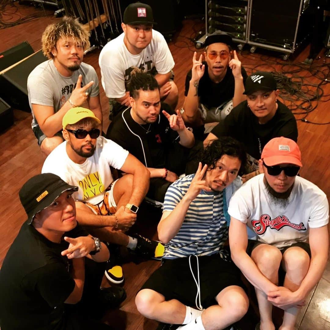 HI-Dさんのインスタグラム写真 - (HI-DInstagram)「ライブ見てもらうためにこうして今日もリハーサルしてるんだけど、けっこうこの和気あいあいとした楽しい練習風景も本当は見せたいんだよな。  みんな岡山で会いましょう！ #SUGARSHACK #reharsal #musictribe」8月9日 20時55分 - hid_hideo_jp_suomi