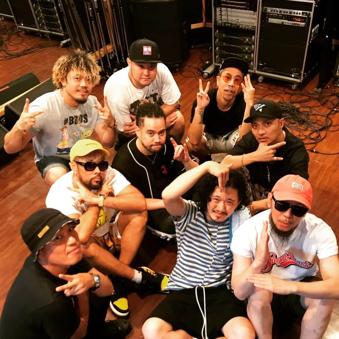 HI-Dさんのインスタグラム写真 - (HI-DInstagram)「ライブ見てもらうためにこうして今日もリハーサルしてるんだけど、けっこうこの和気あいあいとした楽しい練習風景も本当は見せたいんだよな。  みんな岡山で会いましょう！ #SUGARSHACK #reharsal #musictribe」8月9日 20時55分 - hid_hideo_jp_suomi