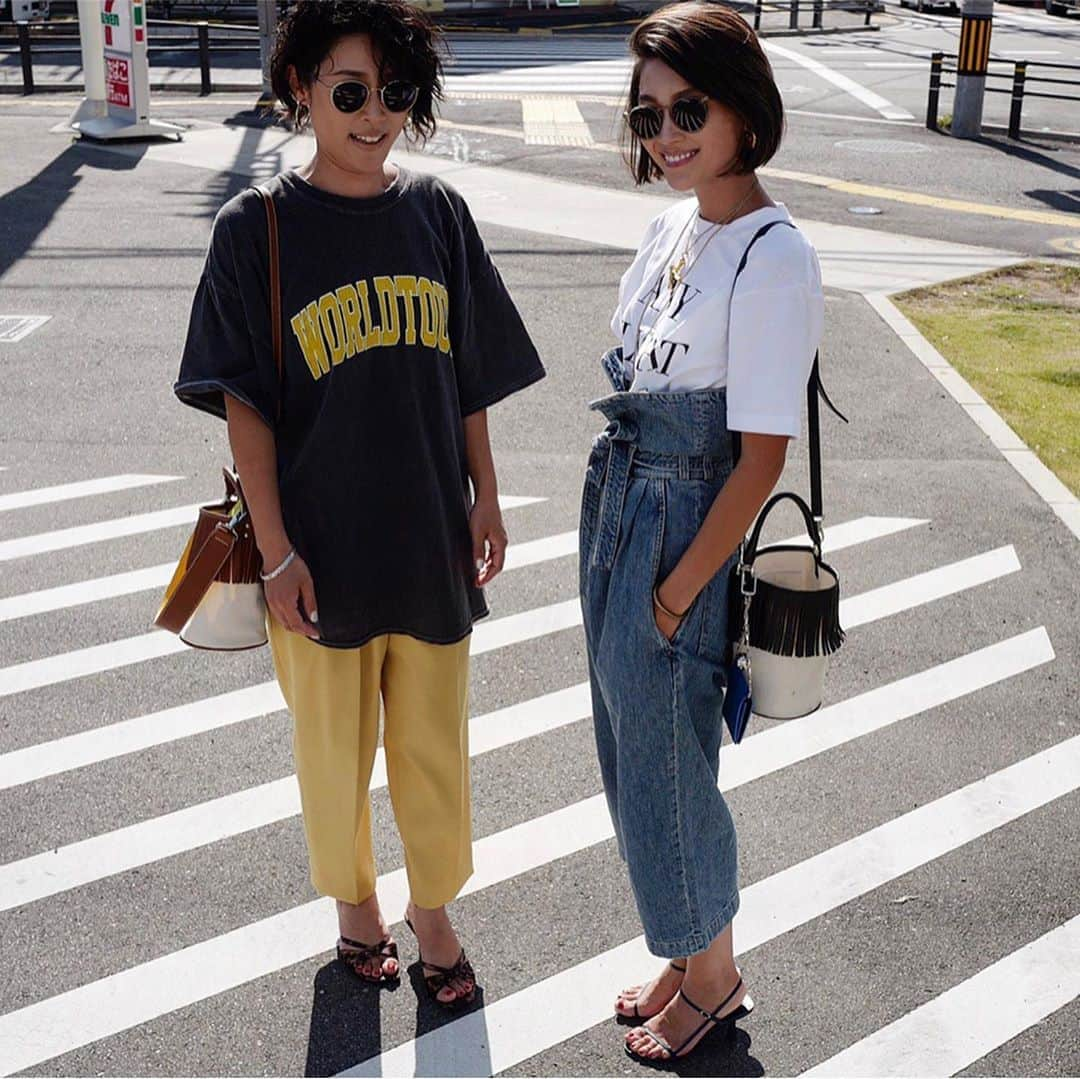 田中彩子さんのインスタグラム写真 - (田中彩子Instagram)「. 姉妹👩🏽👩🏽‍🦱 年々似てくる。笑 おばあさんになる頃は双子みたいになるのかな。笑 . Tee... @gypsohila.jpn (Mサイズ) 現在販売中です❤️ jeans...#loewe sandal...#therow sunglasses...#oliverpeoples × #therow bag...#ayakobag @ayako_bag」8月9日 21時06分 - ayako_tanaka_