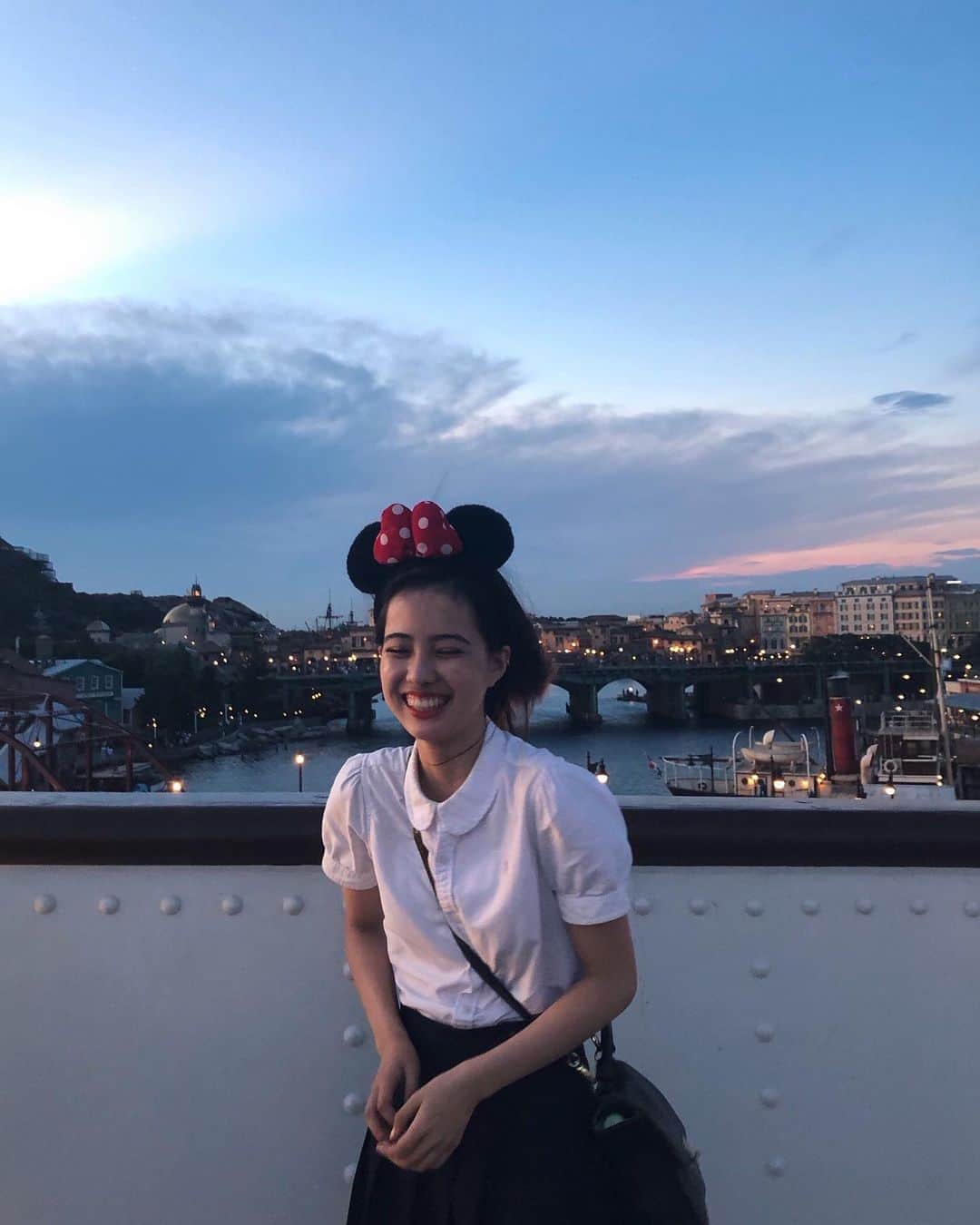 新関碧のインスタグラム：「♥️♥️♥️ 今年中にやりたかったこと💮 ・ 行きすぎだよな~…まぁいっか🤫 ・ ・ ・ #disneysea#disney#photography#photo#tokyo#tokyodisneysea#disneyphotography#japan #ディズニー#ディズニーシー#ディズニーコーデ #制服ディズニー#夏5#アメリカンウォーターフロント」