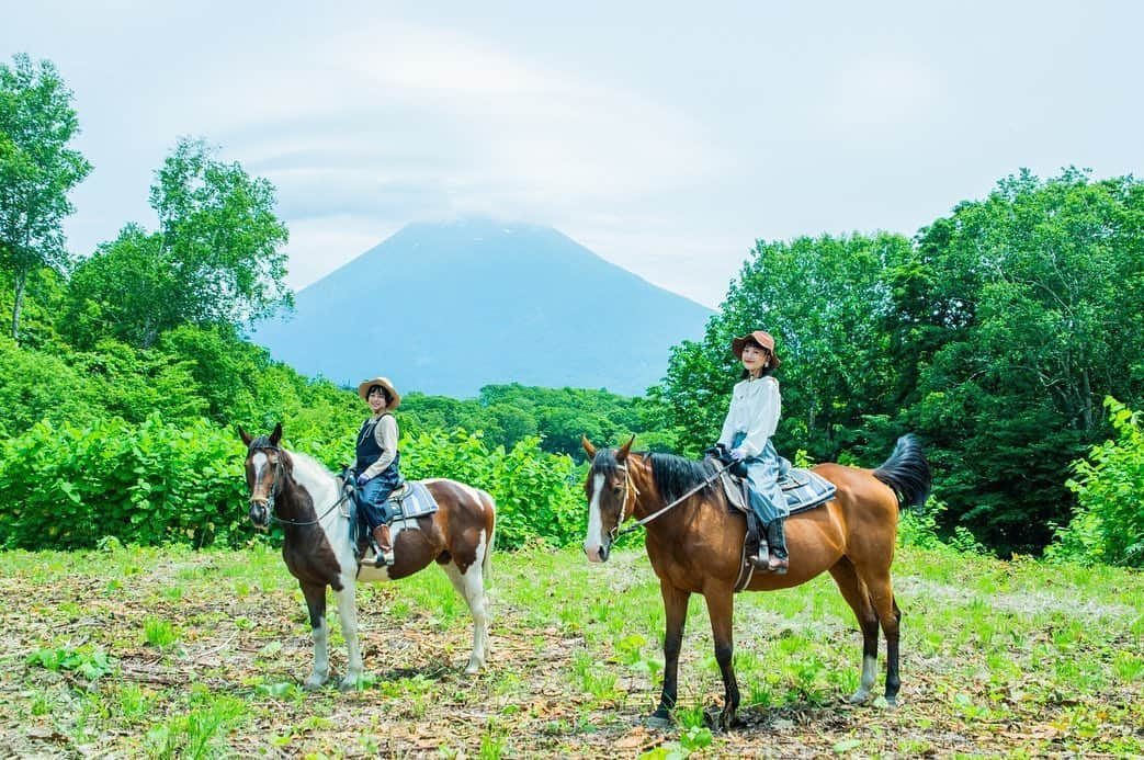 荒井愛花さんのインスタグラム写真 - (荒井愛花Instagram)「航空会社Peachの北海道特集に出演したよー！  もうね…北海道……最高すぎました😂❤️ ご飯がおいしすぎる！！！！びっくりするくらい美味しい笑 はやくまた行きたい…。 観光スポットたくさん回ったのですが、北海道ってほんと魅力たっぷりな街だなぁって！ 前に載せたダチョウの動画面白いから遡ってみてほしいなぁ笑  ストーリーでも記事をアップしたので ぜひチェックしてね🥰 (Peach公式サイトの、MEETS NEW SAPPOROページで見ることができます◎) #fly_peach #北海道 #札幌」8月9日 20時58分 - maaanyaka