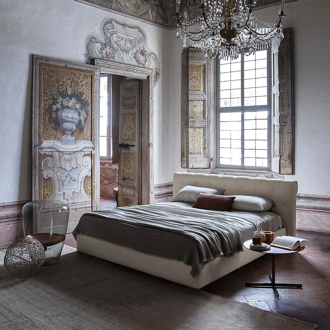 Poltrona Frauさんのインスタグラム写真 - (Poltrona FrauInstagram)「Formal elegance and sophisticated details for the Bluemoon bed designed by @roberto_lazzeroni. Discover Poltrona Frau's bedroom collection. – #PoltronaFrau #InteriorDesign #Interiors #Furniture #ItalianDesign #RobertoLazzeroni」8月9日 21時00分 - poltronafrauofficial