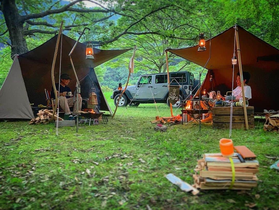 CAMP_HACKさんのインスタグラム写真 - (CAMP_HACKInstagram)「森の中の陣地といった雰囲気の、男前なキャンプシーン。キャノピーを支えるポールも木製でワイルドです。夏はこんな野営感のあるキャンプが盛り上がりそうですね！ . . from CAMP HACK . CAMP HACKであなたのキャンプライフを取材します！ 『#camphack取材』を付けて投稿！ . Photo by @ken.5013 さん . #camp #camping #camphack #outdoorlife #outdoor #trip #travel #japan #followme #weekend #travelling #outdoorgirl #family #familytrip jeep #キャンプ #アウトドア #キャンプ道具 #キャンプ初心者 #家族 #外遊び #自然 #キャンプ場 #お出かけ #炎幕 #野営」8月9日 21時01分 - camp_hack