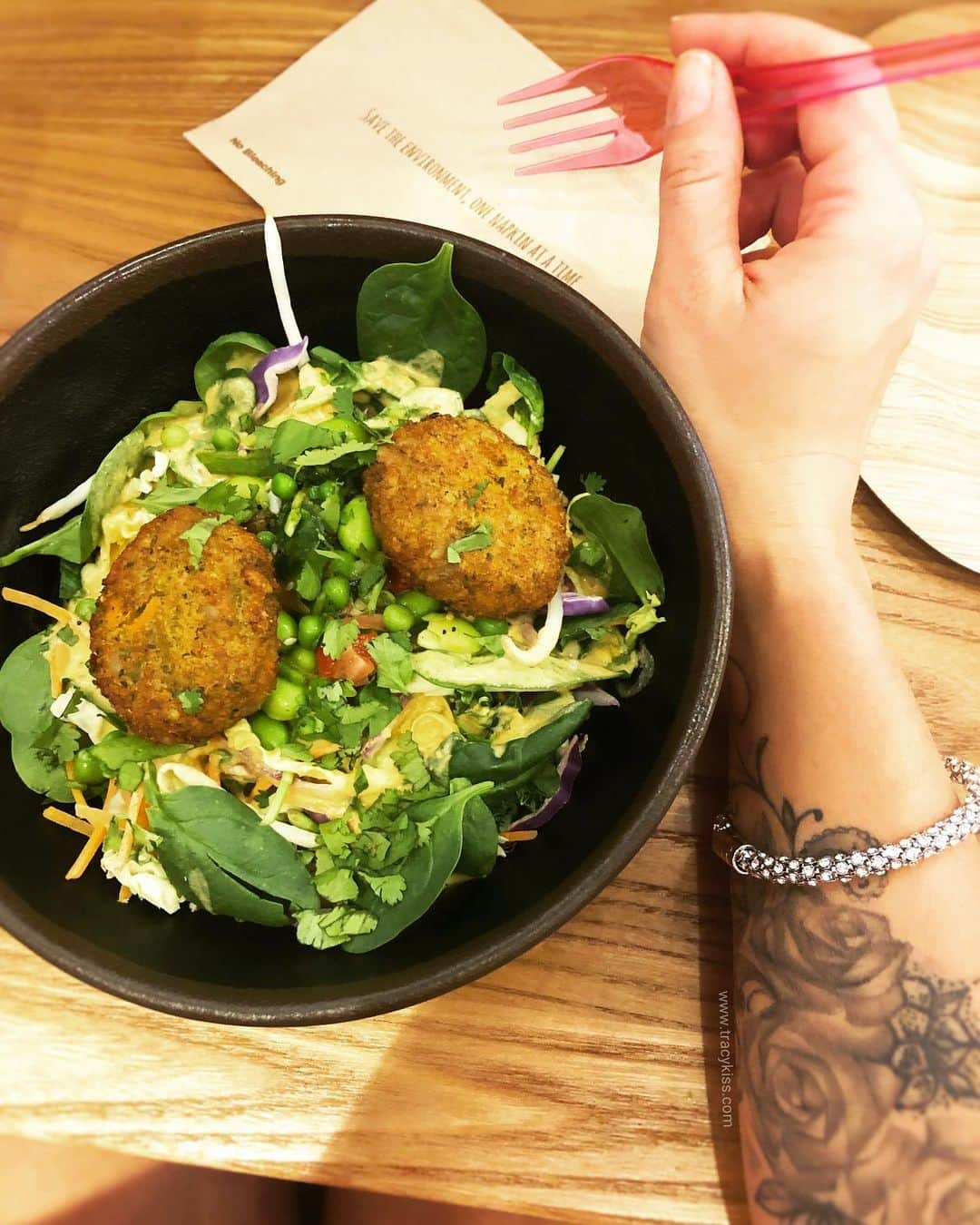 トレーシー・キスさんのインスタグラム写真 - (トレーシー・キスInstagram)「Lunch today is two organic quinoa burgers, wholegrain brown rice, seasonal greens, ginger greens, herbs and a Thai spiced coconut sauce. What are you fuelling your body with my darlings? ------------------------ #itsu #rice #veggiericebowl #lunch #tracykiss #gymlife #bodygoals #feminism #muscles #earnedit #tattoo #healthy #bodytransformation #inspiration #gains #motivation #ootd #fashion #weightloss #fitness #success #girlpower #redhead #ootn #lotd #veganism #girl #gym #bodybuilding #vegan」8月9日 21時01分 - tracykissdotcom