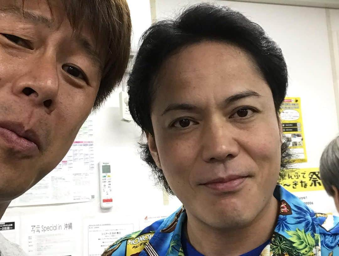 ロッシーさんのインスタグラム写真 - (ロッシーInstagram)「21日は、天井やでー！ 今日の営業先にて、営業先の天井と、やさしいズタイと！僕！ 8月21日 会場:よしもと∞ドームステージ１  開場20:45｜開演21:00｜終演22:30 公演名 第2回 天井会議 出演者MC:GAG宮戸／野性爆弾ﾛｯｼｰ／ｶﾞﾘｯﾄﾁｭｳ熊谷／次長課長 井上/GAG坂本 /やさしいズタイ 大喜利には、MAXの面白さを叩き出す「天井回答」がある。 回答者が「この回答には勝てない」と思ったらギブアップしていき、お題に対する天井回答を探し出す全く新しい形の大喜利ライブ！ おバカな大喜利ライブだよ！ 全席整理番号付き自由 Yコード：999-061 #天井会議 #GAG宮戸 #ｶﾞﾘｯﾄﾁｭｳ熊谷 #次長課長 井上 #GAG坂本　 #やさしいズタイ #野性爆弾 #ロッシー #より。 #ロシ写真  で、 大阪にて！ 西梅田劇場の横！ 【日程】８月１７日（土） 【タイトル】ポスのみ！～ロッシーとこいちゃんが乾杯トーク～ 【会場】ポストよしもと 【料金】前売¥1500　当日¥1800 【時間】19:30開演　20:30終演 【出演】野性爆弾ロッシー、シャンプーハットこいで  大親友こいちゃんと、バカなトークいっぱいしますよ！ 是非！  #ポスのみ！ #ロッシーとこいちゃんが乾杯トーク #シャンプーハットこいで」8月9日 21時02分 - yaseibakudan_rossy