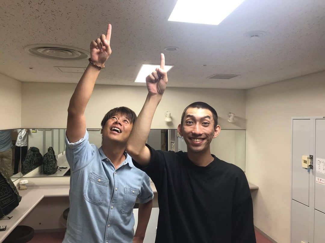 ロッシーさんのインスタグラム写真 - (ロッシーInstagram)「21日は、天井やでー！ 今日の営業先にて、営業先の天井と、やさしいズタイと！僕！ 8月21日 会場:よしもと∞ドームステージ１  開場20:45｜開演21:00｜終演22:30 公演名 第2回 天井会議 出演者MC:GAG宮戸／野性爆弾ﾛｯｼｰ／ｶﾞﾘｯﾄﾁｭｳ熊谷／次長課長 井上/GAG坂本 /やさしいズタイ 大喜利には、MAXの面白さを叩き出す「天井回答」がある。 回答者が「この回答には勝てない」と思ったらギブアップしていき、お題に対する天井回答を探し出す全く新しい形の大喜利ライブ！ おバカな大喜利ライブだよ！ 全席整理番号付き自由 Yコード：999-061 #天井会議 #GAG宮戸 #ｶﾞﾘｯﾄﾁｭｳ熊谷 #次長課長 井上 #GAG坂本　 #やさしいズタイ #野性爆弾 #ロッシー #より。 #ロシ写真  で、 大阪にて！ 西梅田劇場の横！ 【日程】８月１７日（土） 【タイトル】ポスのみ！～ロッシーとこいちゃんが乾杯トーク～ 【会場】ポストよしもと 【料金】前売¥1500　当日¥1800 【時間】19:30開演　20:30終演 【出演】野性爆弾ロッシー、シャンプーハットこいで  大親友こいちゃんと、バカなトークいっぱいしますよ！ 是非！  #ポスのみ！ #ロッシーとこいちゃんが乾杯トーク #シャンプーハットこいで」8月9日 21時02分 - yaseibakudan_rossy