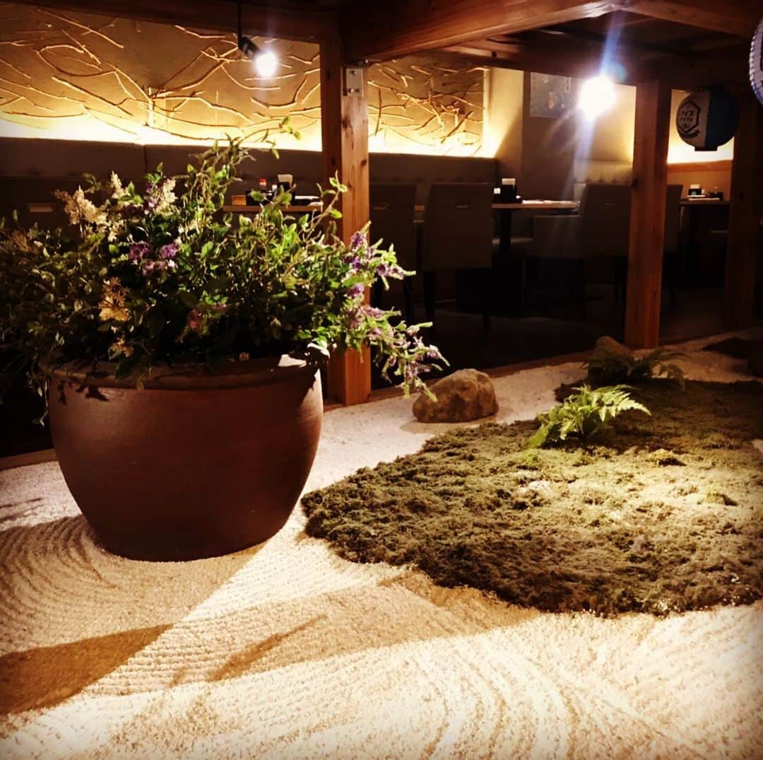 trick umekitaさんのインスタグラム写真 - (trick umekitaInstagram)「今日も一日お疲れ様です、鶏っくうめきた店です🎶 当店の小上がりの下は枯山水！デート、コンパ、女子会利用の方にも人気です。是非ご利用下さいませ♡ #梅田個室 #梅田グルメ #梅田ディナー #梅田ごはん #乾杯 #大阪グルメ #梅田飲み #神泡 #instafood #instagood #instalike #likeforlikes #l4l #l4like #いいね返し #いいね返しは絶対 #fff #ffl #鶏 #チーズ #夏 #summer #居酒屋」8月9日 21時02分 - umekita83