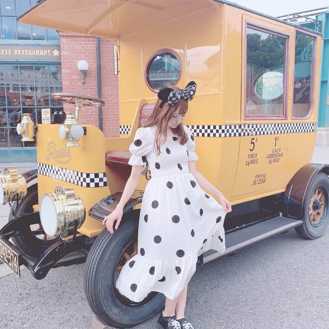 田口未彩のインスタグラム：「❤︎ . . 昨日のワンピースは ( @deisylotte_official )🐇 . 大きめのドットとパフスリーブがかわいい❤︎❤︎ . . . #ディズニー #ディズニーランド #ディズニーシー #tdl #tds #ディズニーコーデ #ディズニーカチューシャ #ドットワンピ #ワンピース #ロングワンピ #リトルグリーンマン #マツエク #セミロング #ブラウンカラー #メイク #オレンジメイク #インスタ映え #映え #夏ディズニー #パイレーツ #パイレーツサマー #deisylotte #miumiu #miumiuスニーカー」