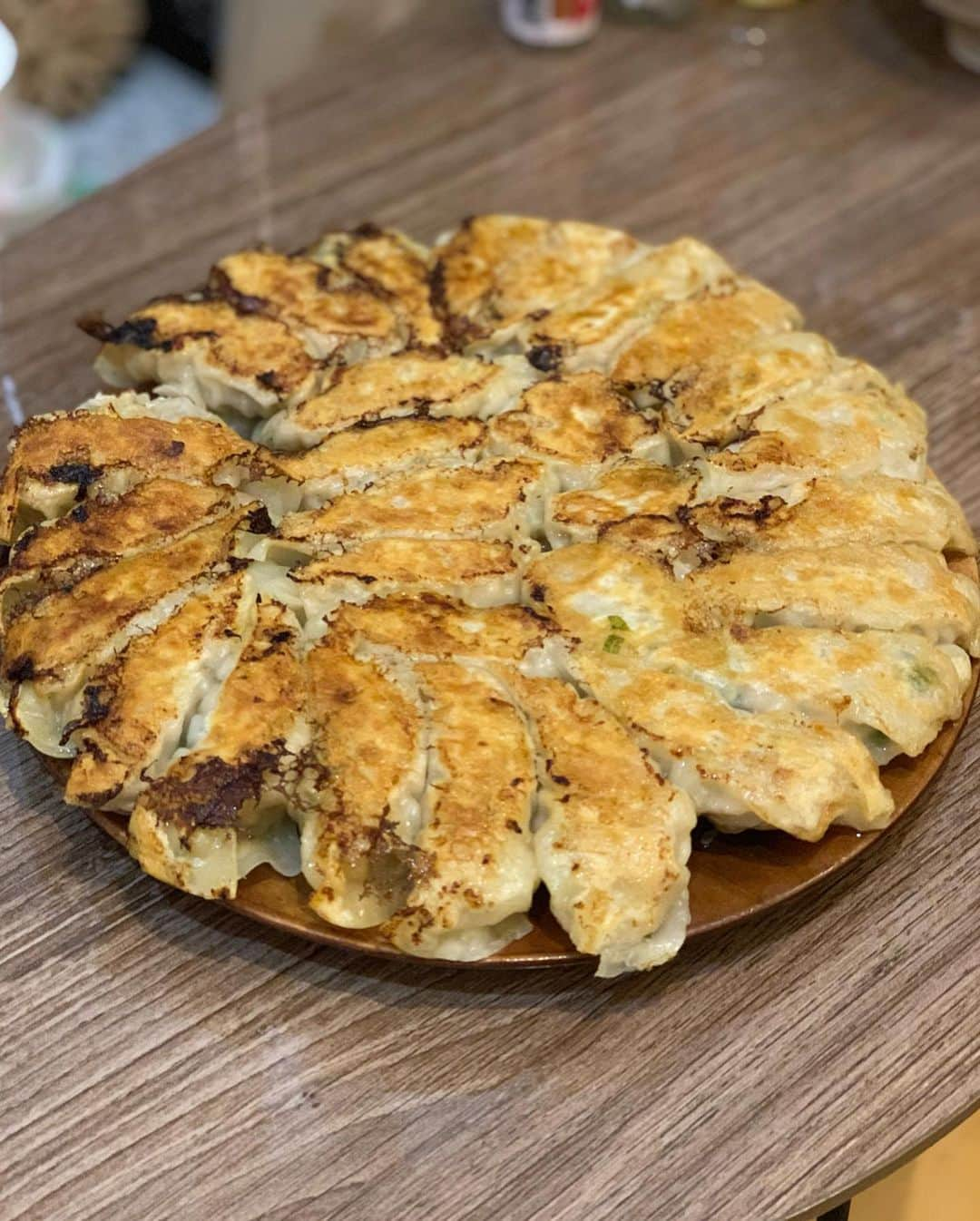 コージ・トクダさんのインスタグラム写真 - (コージ・トクダInstagram)「餃子作ったよー🥟🥟﻿ ﻿ しっかりと餡まで作ったのですよ😆﻿ 包むの上手でしょー😬😬﻿ ﻿ ﻿ ﻿ #Kの男飯﻿ #計60個(内シュウマイも含む)﻿ #タレは酢と黒胡椒のみ派﻿ #キャベツとネギとニラ﻿ #隠し味にシソ﻿ #と思ったら全然隠れずシソ全開のお味」8月9日 21時02分 - koji_tokuda1220