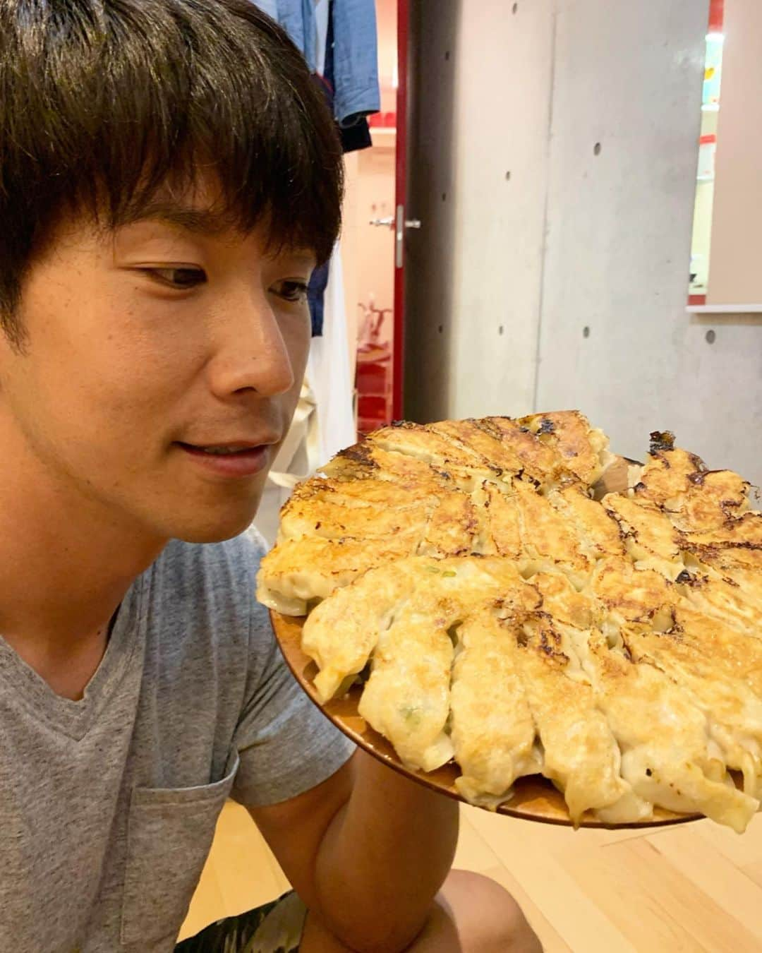 コージ・トクダさんのインスタグラム写真 - (コージ・トクダInstagram)「餃子作ったよー🥟🥟﻿ ﻿ しっかりと餡まで作ったのですよ😆﻿ 包むの上手でしょー😬😬﻿ ﻿ ﻿ ﻿ #Kの男飯﻿ #計60個(内シュウマイも含む)﻿ #タレは酢と黒胡椒のみ派﻿ #キャベツとネギとニラ﻿ #隠し味にシソ﻿ #と思ったら全然隠れずシソ全開のお味」8月9日 21時02分 - koji_tokuda1220