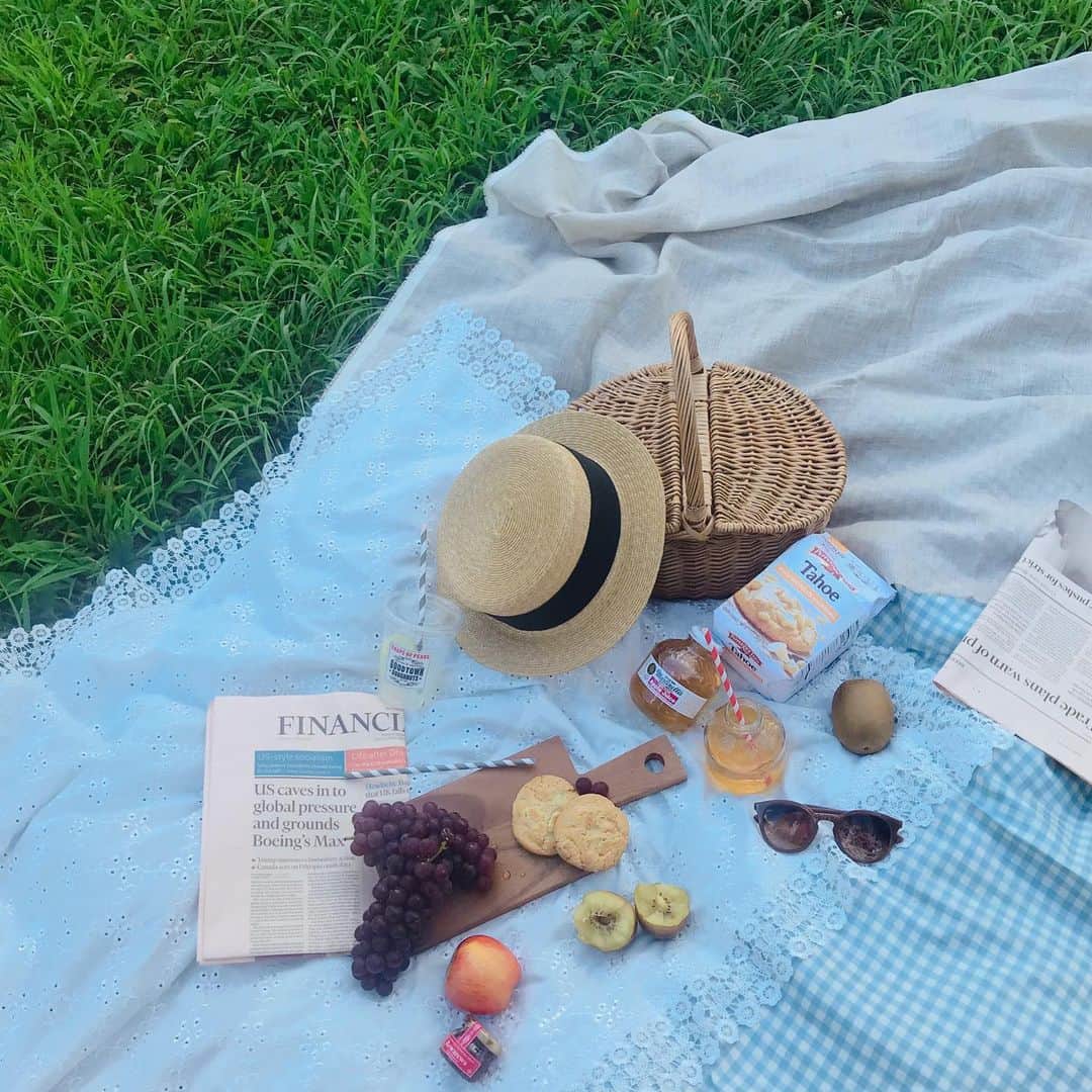 軽辺るかさんのインスタグラム写真 - (軽辺るかInstagram)「久々に旧クリで集まった☺︎ オシャピクって言うらしい。 もかちゆんセンスの塊💕 . #オシャピク #おしゃれピクニック #ピクニック #picnic」8月9日 21時14分 - karuberuka