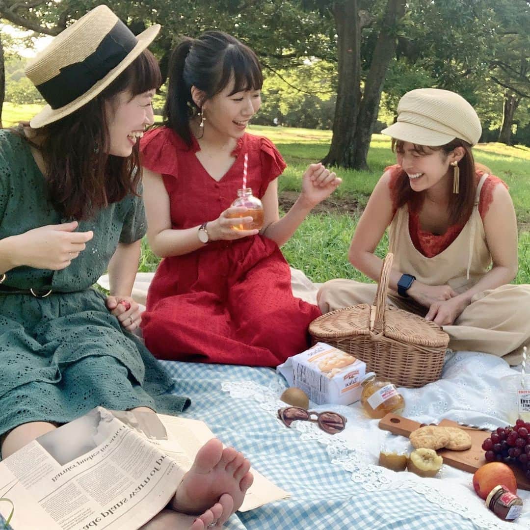 軽辺るかさんのインスタグラム写真 - (軽辺るかInstagram)「久々に旧クリで集まった☺︎ オシャピクって言うらしい。 もかちゆんセンスの塊💕 . #オシャピク #おしゃれピクニック #ピクニック #picnic」8月9日 21時14分 - karuberuka