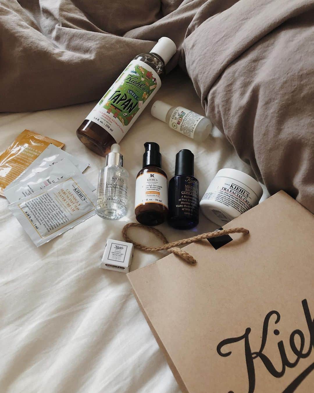 目見田早弥子のインスタグラム：「| KIEHL'S 🌡 一番大きなボトルが、肌を潤して毛穴を引き締めてくれる カレンデュラという花の花びらが入った化粧水、 その下から右に 美白美容液、ビタミンC美容液、 夜用オイル美容液、保湿クリームです𓆸  化粧水の横のボトルは 子供用ボディーウォッシュのサンプル🧸 (さっきの投稿で書いた大きいサイズのサンプルとは、こういうこと！) その他にもたくさんサンプルをいただき、 7周年記念のチロルチョコも🍫  使い方も教わったので 今かなりスキンケアやる気満々です！（笑） 私は肌が薄いのでニキビ跡や赤みが目立ちやすく、 乾燥からくるテカリや毛穴の開きが気になる... と相談させていただき、 このセットを選んでもらいました⚐ 一人一人肌悩みや肌の状態が違うと思うので お店で相談するのが一番良いと思いますが、 参考までに🌼 #キールズスキンケア #キールズ原宿店 @kiehlsjp」