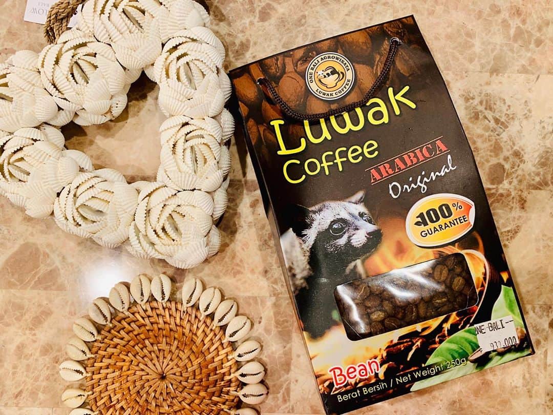 馬淵優佳さんのインスタグラム写真 - (馬淵優佳Instagram)「Luwak coffee☕️ コーヒー豆を猫に食べさせてお腹の中で12時間発酵させてウンチとして出たコーヒー豆が売っていた😳😳 日本で飲むとかなりのお値段するらしい… どんな味がするのか楽しみ💩🥴 #bali#luwakcoffee#summervacation」8月9日 21時08分 - mabu0205