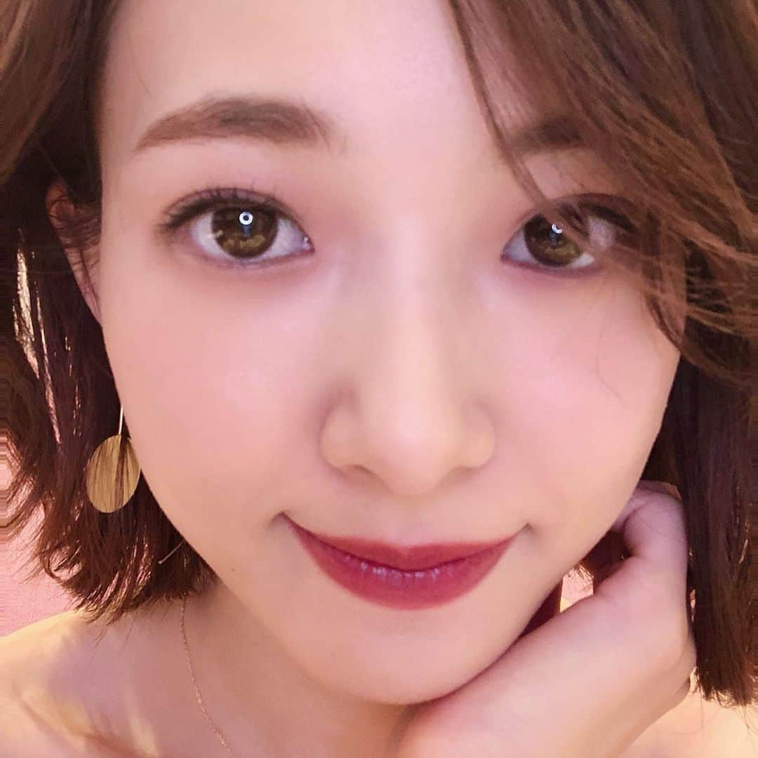 西川瑞希（みずきてぃ）さんのインスタグラム写真 - (西川瑞希（みずきてぃ）Instagram)「くすみカラーの最近スキな組み合わせ✨どれも良く愛用しているお気に入り// アイシャドウはこないだ可愛い #マットアイシャドウ 見つけたから紹介するね👀と言っていたものだよ！ . ▶︎ #ファンデーション @diormakeup #ディオール #スキンフォーエバークッション (人気No1ファンデからデビューしたクッションタイプなだけあってつけ心地♡凄くいい♡自然なツヤで1日中保湿し続けてくれてふっくら仕上がりに) . ▶︎ #下地 @lancomeofficial #ランコム #uvエクスペールトーンアップローズ (元から明るかったかのように塗った瞬間からトーンアップ♡とっても自然♡SPF50なので夏にもぴったり) . ▶︎ #アイシャドウ @shiseido #資生堂 #エッセンシャリストアイパレット #06 (発色もしっかり出てくれるけどただ濃い感じじゃなくふわっとお肌に馴染んでくれるのがお気に入り♡捨て色無し！全色かわいい) . ▶︎ #チーク @cosmedecortejp #コスメデコルテ #クリームブラッシュ #PK851 (凄く好きなシリーズ♡しっとり感と艶めきが凄く綺麗！愛用したのは優しく色ずいてくれるピンク系) . #mizukitotalbeauty #cosme #makeup #コスメ好き #メイクアップ #お気に入りコスメ」8月9日 21時11分 - mizuki_nishikawa_