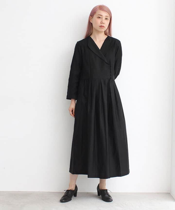 OLIKA vintage brollopのインスタグラム：「-shirts dress -  2019 autumn  クラシカルなシャツドレス  黒もキャメルも  素敵です  #OLIKA #ambidex #shirts dress #black #chamel」