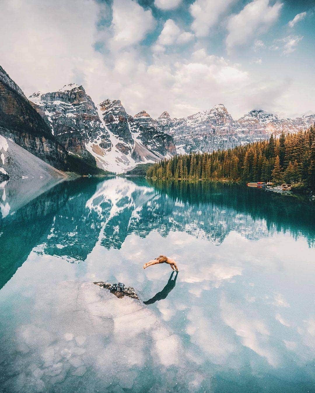 BEAUTIFUL DESTINATIONSさんのインスタグラム写真 - (BEAUTIFUL DESTINATIONSInstagram)「"One of my favourite shots from summer time in Banff National Park. On a still morning, moraine lake looks like a giant mirror. I always thought the perfect reflection was photoshop until I saw it for myself " Have you experienced the clear water of Moraine Lake. (📷: @emmett_sparling 📍: Banff National Park)」8月9日 21時18分 - beautifuldestinations