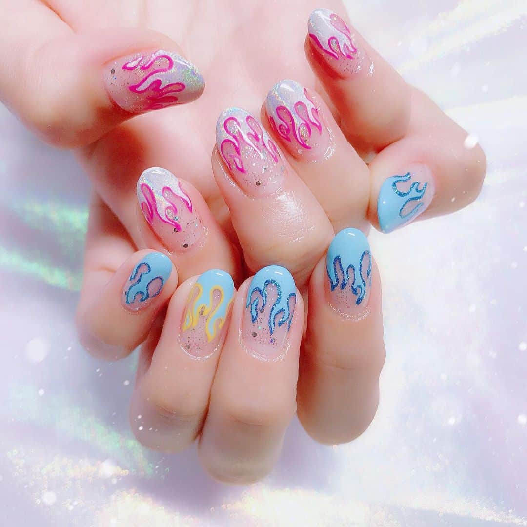 なかやまちえこのインスタグラム：「ファイヤー🔥 #nail #nails #nailart #ネイル #美甲 #ネイルアート  #clou #nagel #ongle #ongles #unghia #japanesenailart #manucure #네일 #젤네일 #네일아트 #네일리스트 #japanesenails #manicurist #gelnails #ファイヤーネイル #firenails #ユニコーンネイル #unicornnails ベースのラメは私物、 ファイヤーの水色とピンクのラインは混色で、 ブルーのラメはPremDoll715、 PREGEL ライナー黄、白で描いた上にPlanetPowder ミーティアシャワー」