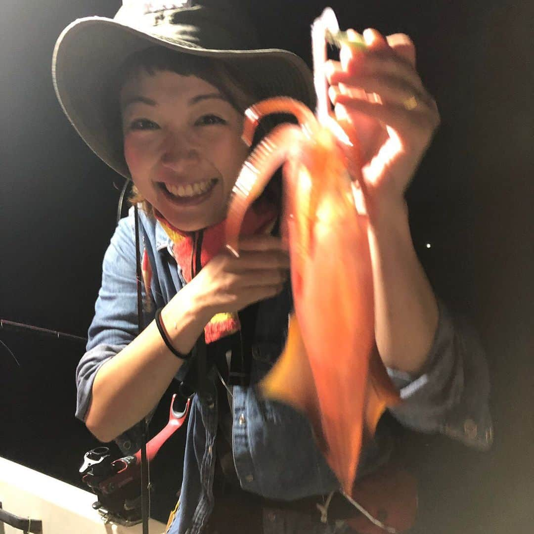 小雪さんのインスタグラム写真 - (小雪Instagram)「夏の思い出🌞  夜のイカメタル🦑 なかなか渋かったですが、ジャイアン平田先生のお陰で釣れました😆  去年の今頃はじゃんじゃん釣れたのに 今年は違うみたいです🎣  2枚目はこずえさんともぐもぐタイム🥰 @sagara_kozue  平田先生がそうめん流しキットや風鈴🎐など夏感満載で楽しませてくれました😆‼️ 感謝、感謝です🙏  途中からサバタイムになって、 サビキの下にすって付けて めちゃ釣れました🙌🏻 楽しかったなー😊  #夏の夜釣り #ぎりぎり #釣りガール 😂 #と言ってもいいかな？笑」8月9日 21時22分 - koyuki2