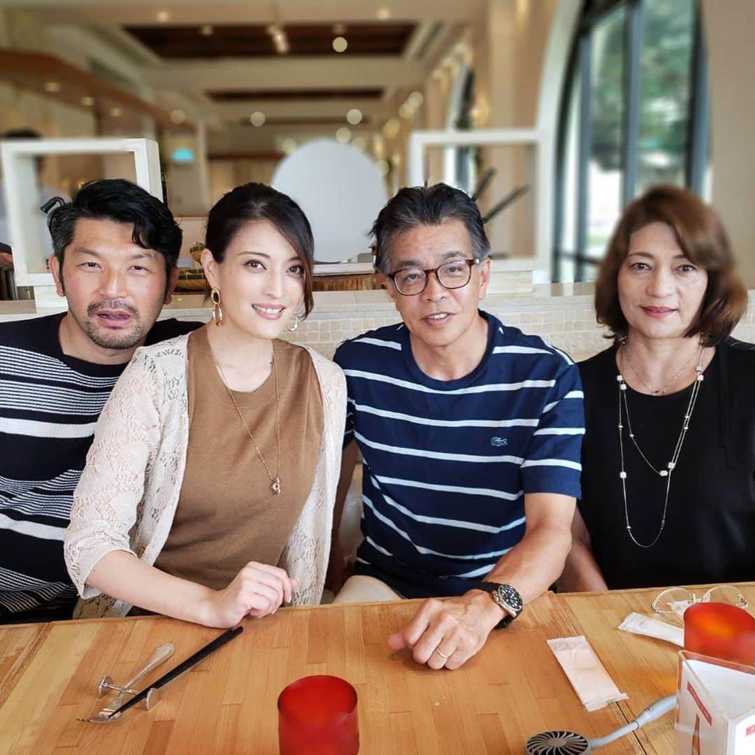 のインスタグラム：「Baby’s almost here〜〜！！ 出産まであと2ヶ月👼  言わずに出産して、 その後の報告で驚かせたかったけれど、なかなか無理なものですネ🤓✨ 久々にゆっくり帰省🏖🐠☀️ #家族写真  #妊娠8ヶ月 #ホテル日航アリビラ #おきなわ  #うちなんちゅ」