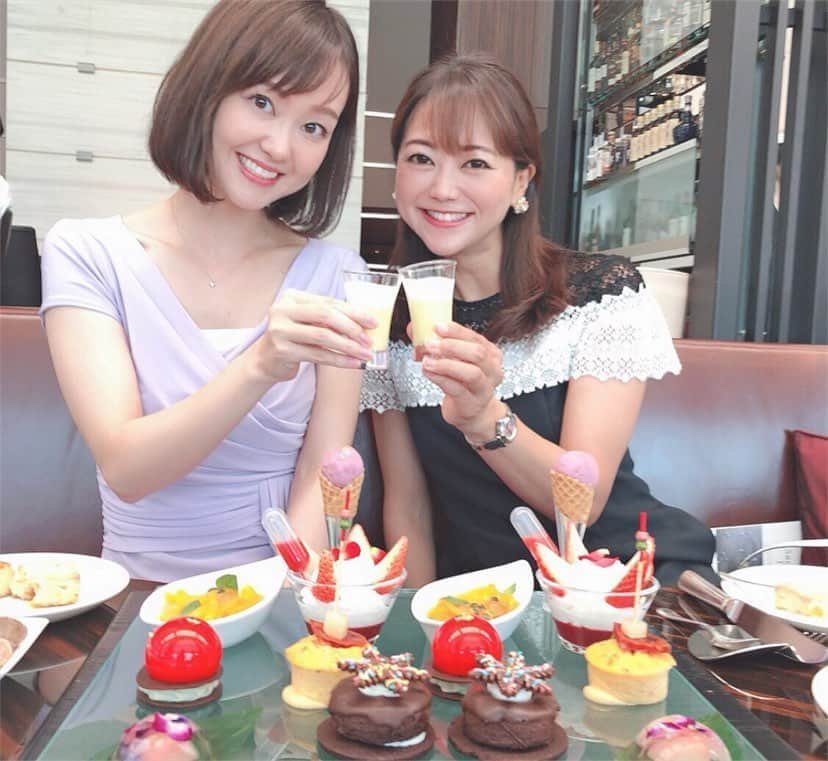 井上英里香さんのインスタグラム写真 - (井上英里香Instagram)「おなじみメンバー♡  ビールに見立てたコーンスープで乾杯🌈😍🥂 * 他にも遊び心満載のスイーツと軽食にうっとり☺️❣️女子会にピッタリ❣️ * * 贅沢な空間で大好きな友人と最高の時間を🍓🍭🍫🧁🍰🥙🍒✨ * * #アナウンサー #フリーアナウンサー #女子会 #コンラッド東京 #汐留 #sweets #afternoontea #girls #announcer #kaori #happybirthday #フォトジェニック #スイーツ #デザート #テーマ #夏祭り」8月9日 21時26分 - ribbonhome.erika