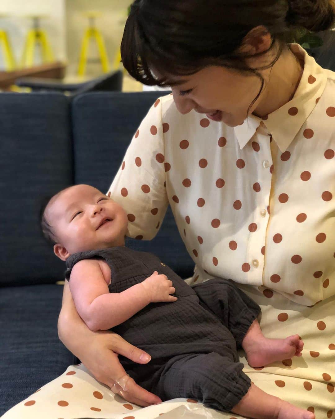 のインスタグラム：「昨日 @rie_kitaoka が撮ってくれた 奇跡のニヤ顔shot📸嬉 半目ニヤリ千ちゃん👶🏻 . . #1カ月半 #次男」