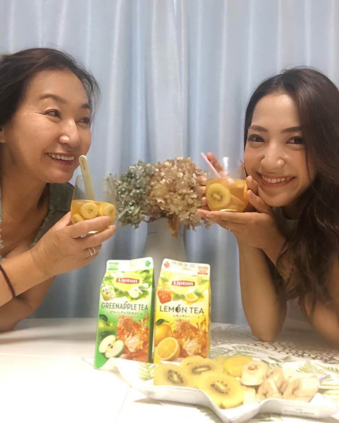 那須愛里さんのインスタグラム写真 - (那須愛里Instagram)「🥝🍌🍹🍹🍌🥝 母とリプトンで フルーツインティーを作りました😘🥝🍌 . . フルーツを入れるだけで、 ちょっとしたさわやかなドリンクに🌟 夏休みに親子と作るのもいいですね👩‍👧👪👨‍👩‍👧‍👦🏝 . おしゃべりしながら飲んでいたら、 いつの間にかフルーツも母が全部食べてました🤭‼︎笑 それにしても、母との会話おもしろすぎたなぁー🤭🤭 さすが、関西人！ . . #リプトン #lipton #さわやかフルーツインティー #親子でフルーツインティー #全国夏レシピ選手権 #夏とfruitsintea #東京都 @lipton_cp2019」8月9日 21時33分 - aaairixoxo