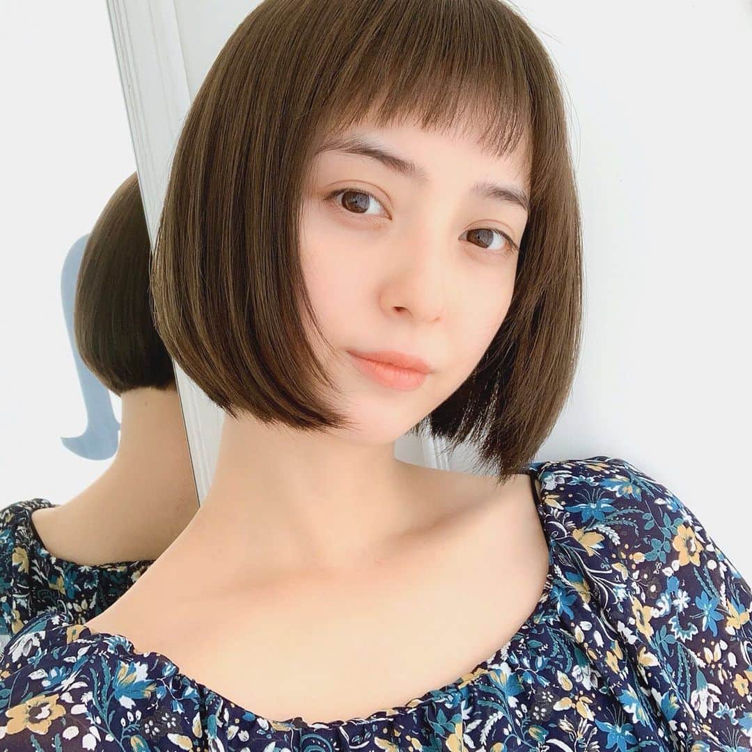 のインスタグラム：「渡部さん家の希さん、久しぶりに前髪を短く切りました✂︎ 猛暑続きで暑すぎるんで前髪は短くして  サマーバング  とか言っときます😎  つーか希さん、ドすっぴんでも相変わらずの美肌です😎 ＃佐々木希 #髪型 #haircolor #hair #hairstyle #haircut  #air #lovest #workout #training #rexerminamiaoyama #筋肉 #筋肉美容師」