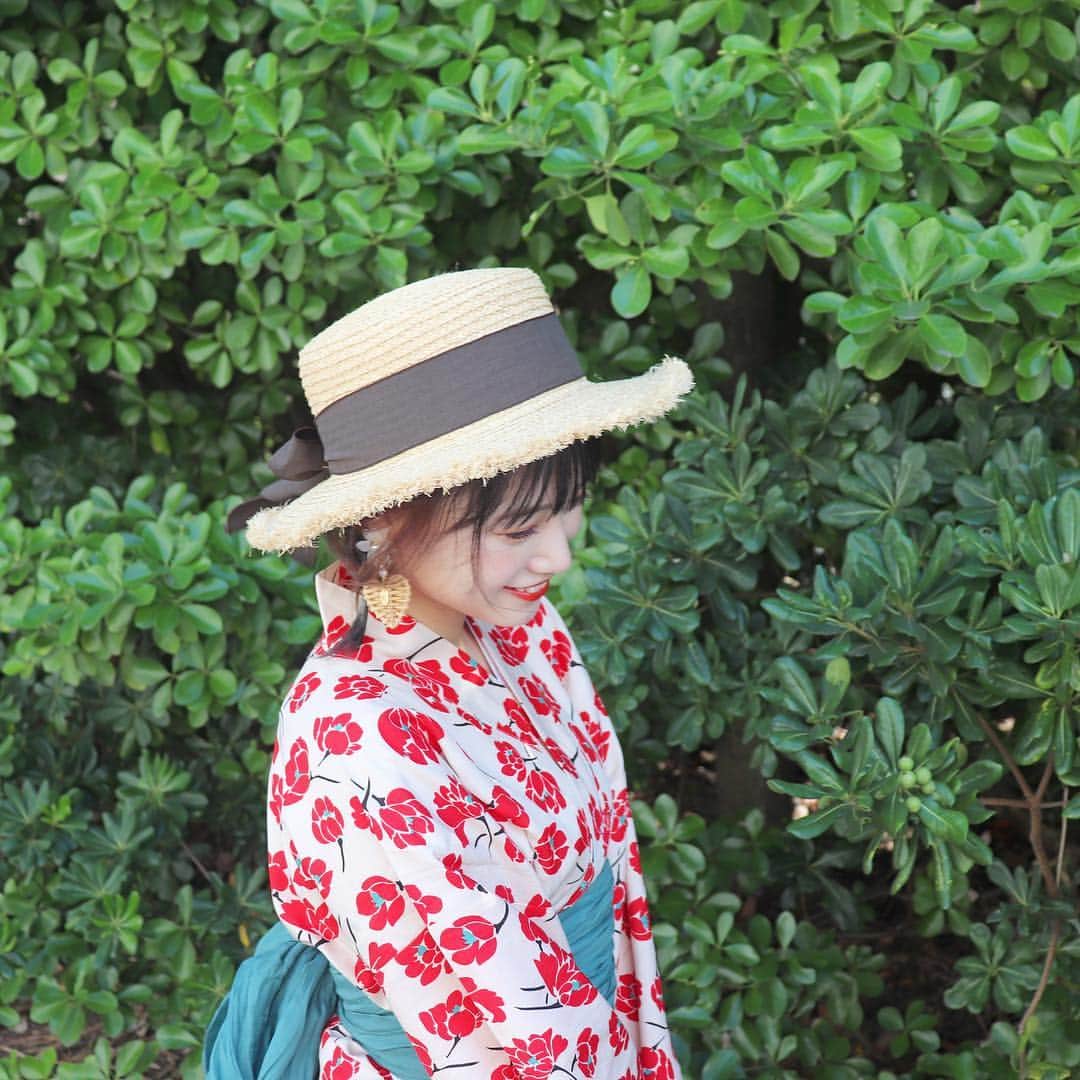 朝長美桜さんのインスタグラム写真 - (朝長美桜Instagram)「一目惚れした浴衣🥺✨めちゃめちゃ可愛いよ〜〜🥰﻿ ﻿ 真っ赤な椿柄の浴衣です❤︎﻿ まさに写真映えする！！🧚‍♀️﻿ ﻿ レース足袋を合わせてちょっぴりワンポイント💫﻿ カンカン帽を被ったよ〜﻿ かたちもサイズ感も素敵な帽子👒﻿ ブラウンのリボンがさりげなくて可愛いよ🎀﻿ ﻿ イヤリングは、大きめデザインを合わせたよ〜﻿ ハートが麦わら素材になっていて﻿ 相性バッチリ🙆‍♀️﻿ 大きいイヤリングなのに、全然耳が痛くないよ😊﻿ 軽いのー！！1日中付けてても大丈夫だった〜嬉しい😌💕﻿ ﻿ 今年の夏は、この浴衣を着てお祭りに行きたいなぁ〜﻿ みんな、浴衣着てお出かけしたの〜？？﻿ ﻿ #浴衣#カンカン帽#トリート#treatürself#あなたへのご褒美#トリートユアセルフ#浴衣メイク#浴衣ヘアアレンジ#浴衣アレンジ#miocode﻿#ハンドメイドアクセサリー#チュチュアンナ#tutuanna」8月9日 21時43分 - miochan_0517