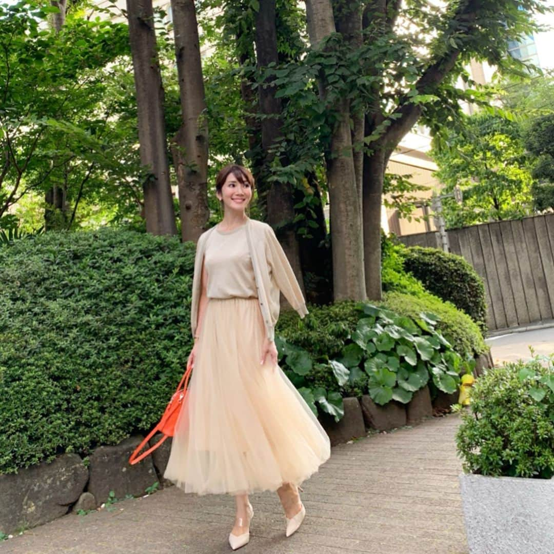 吉田美紀さんのインスタグラム写真 - (吉田美紀Instagram)「・ ・ ボリュームチュールスカート♬ 長めの着丈とボリューム感が本当にオススメ✔︎ ・ モカ・ベージュ・ブラックの3色展開です♡ ・ knit.cardigan→#gallardagalante  skirt→#lialapg bag→#hermes sandal→#zara ・ #coordinate #outfit #ootd #look #style #fashion #wardrobe #instagood #instafashion #tulleskirt #tulle #ママファッション #ママコーディネート #ママコーデ #コーディネート #ファッション #チュールスカート #チュールスカートコーデ」8月9日 21時45分 - miki__yoshida