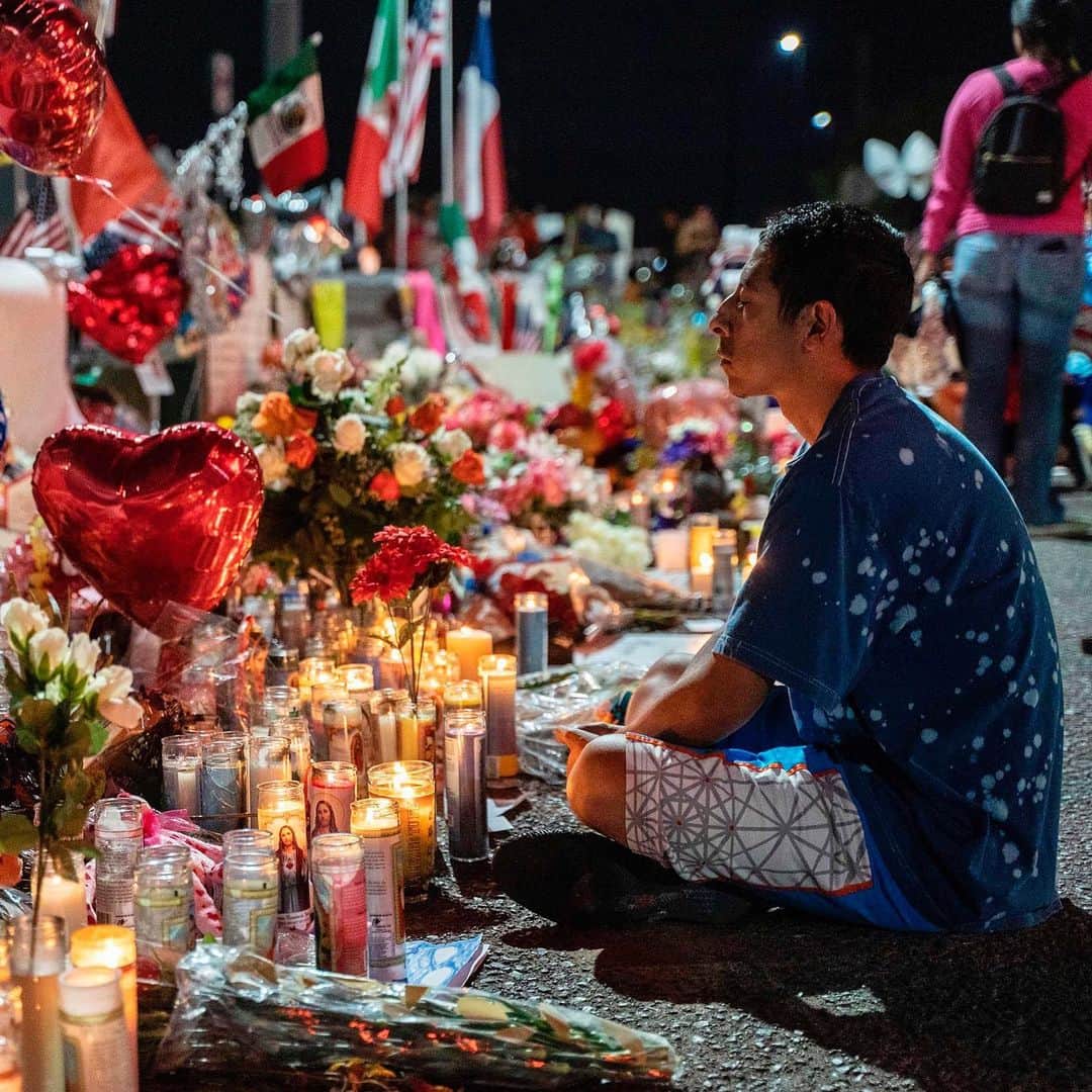 NBC Newsさんのインスタグラム写真 - (NBC NewsInstagram)「An #ElPaso resident meditates in front of a memorial honoring the victims of the mass shooting attack. . 📷 @paulratje / @afpphoto」8月10日 3時20分 - nbcnews